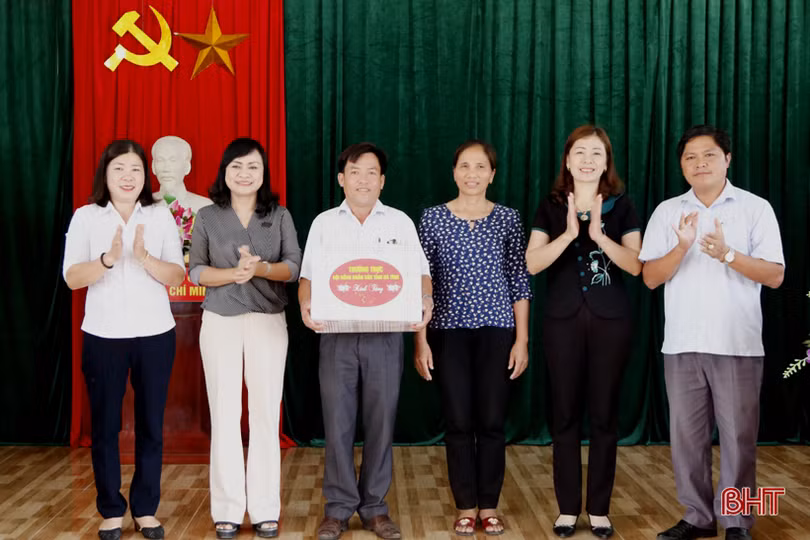 Thường trực Hội đồng nhân dân các cấp tham quan huyện nông thôn mới Nghi Xuân