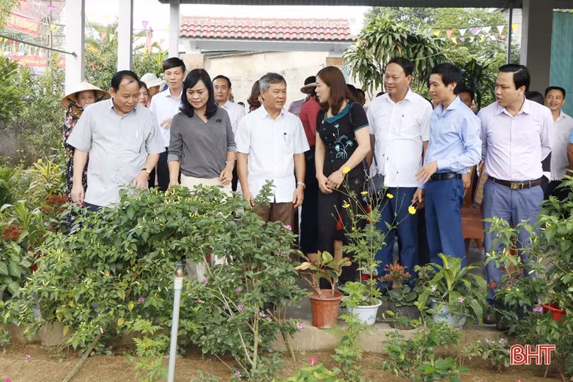 Thường trực Hội đồng nhân dân các cấp tham quan huyện nông thôn mới Nghi Xuân
