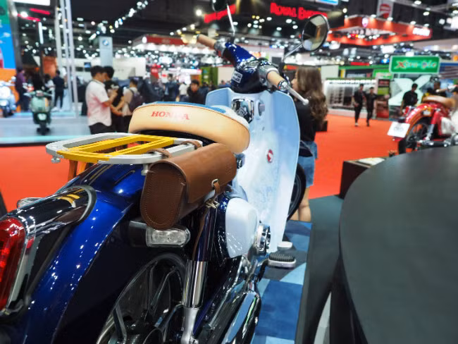 Mãn nhãn ngắm huyền thoại Honda Cub C125 vàng đồng tuyệt đẹp