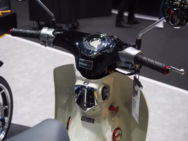 Mãn nhãn ngắm huyền thoại Honda Cub C125 vàng đồng tuyệt đẹp