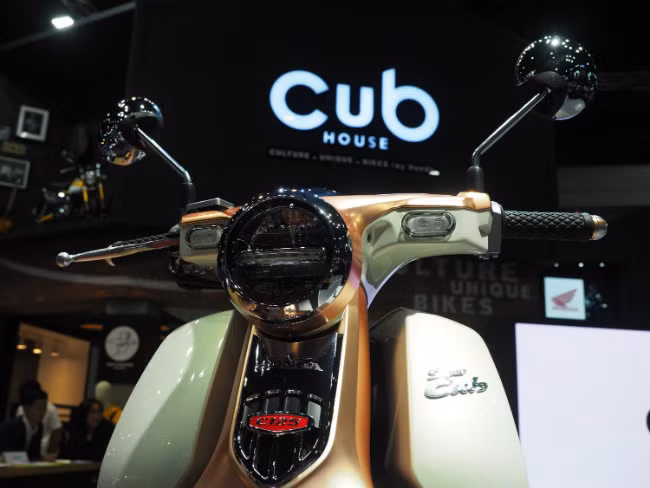 Mãn nhãn ngắm huyền thoại Honda Cub C125 vàng đồng tuyệt đẹp