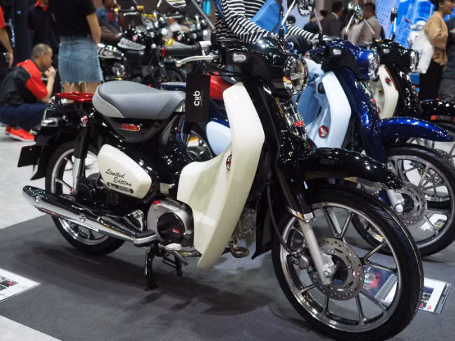 Mãn nhãn ngắm huyền thoại Honda Cub C125 vàng đồng tuyệt đẹp