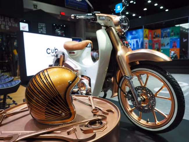 Mãn nhãn ngắm huyền thoại Honda Cub C125 vàng đồng tuyệt đẹp