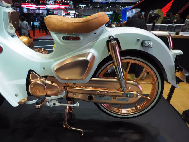 Mãn nhãn ngắm huyền thoại Honda Cub C125 vàng đồng tuyệt đẹp