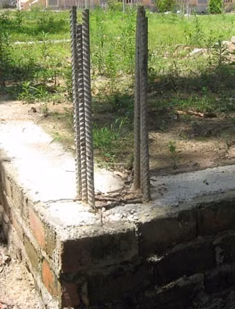 Mỗi trụ có 6 thanh thép đúng như thiết kế nhưng không hiểu đoàn kiểm tra của Phòng Công thương Nghi Xuân kiểm tra kiểu gì mà cứ khăng khăng khẳng định đến 2 lần là có...8 thanh!