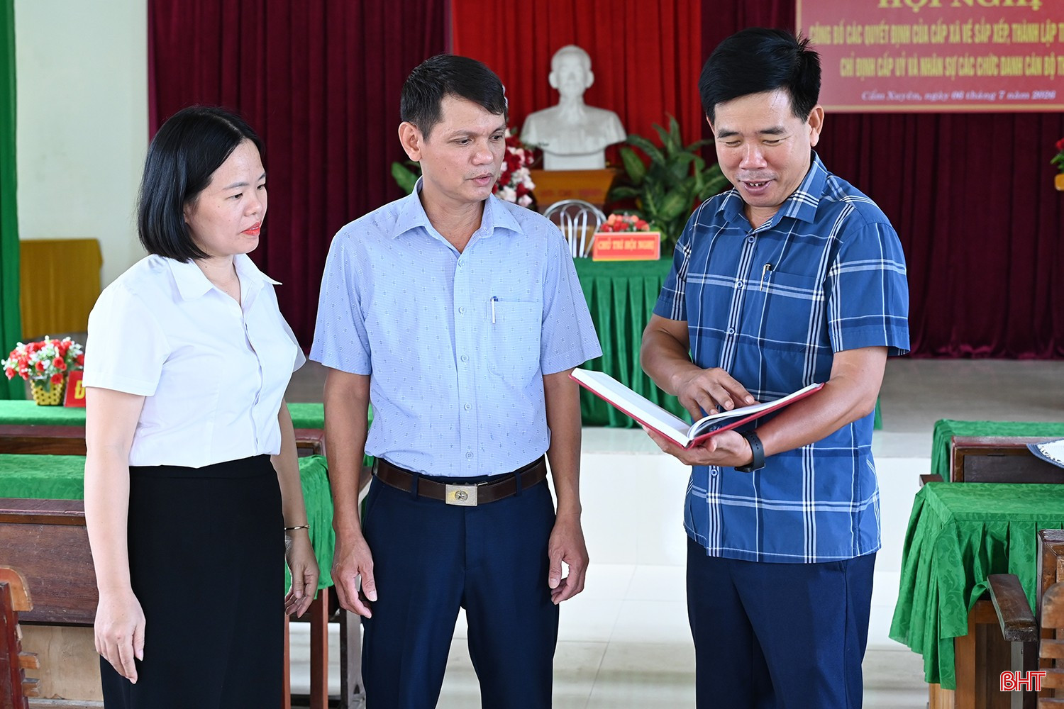 Trong giai đoạn đầu vận hành, cán bộ chuyên môn xã Cẩm Xuyên trực tiếp xuống từng thôn để hướng dẫn, tháo gỡ những khó khăn phát sinh.