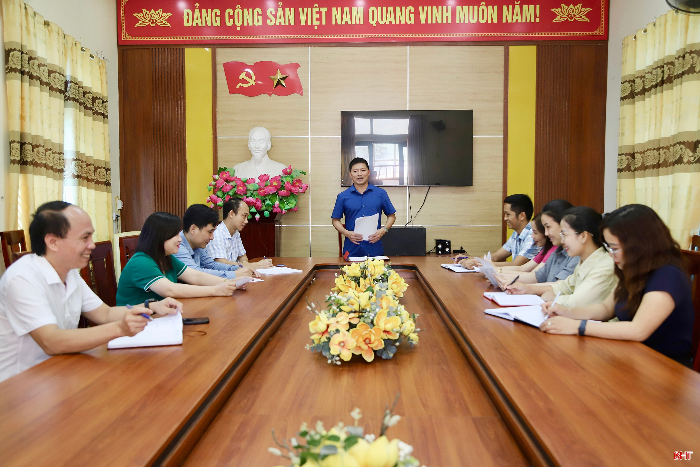 Chế độ, chính sách cán bộ, công chức còn một số bất cập, chưa khuyến khích cán bộ phát huy hết năng lực, tâm huyết với công việc, khó thu hút nhân tài.