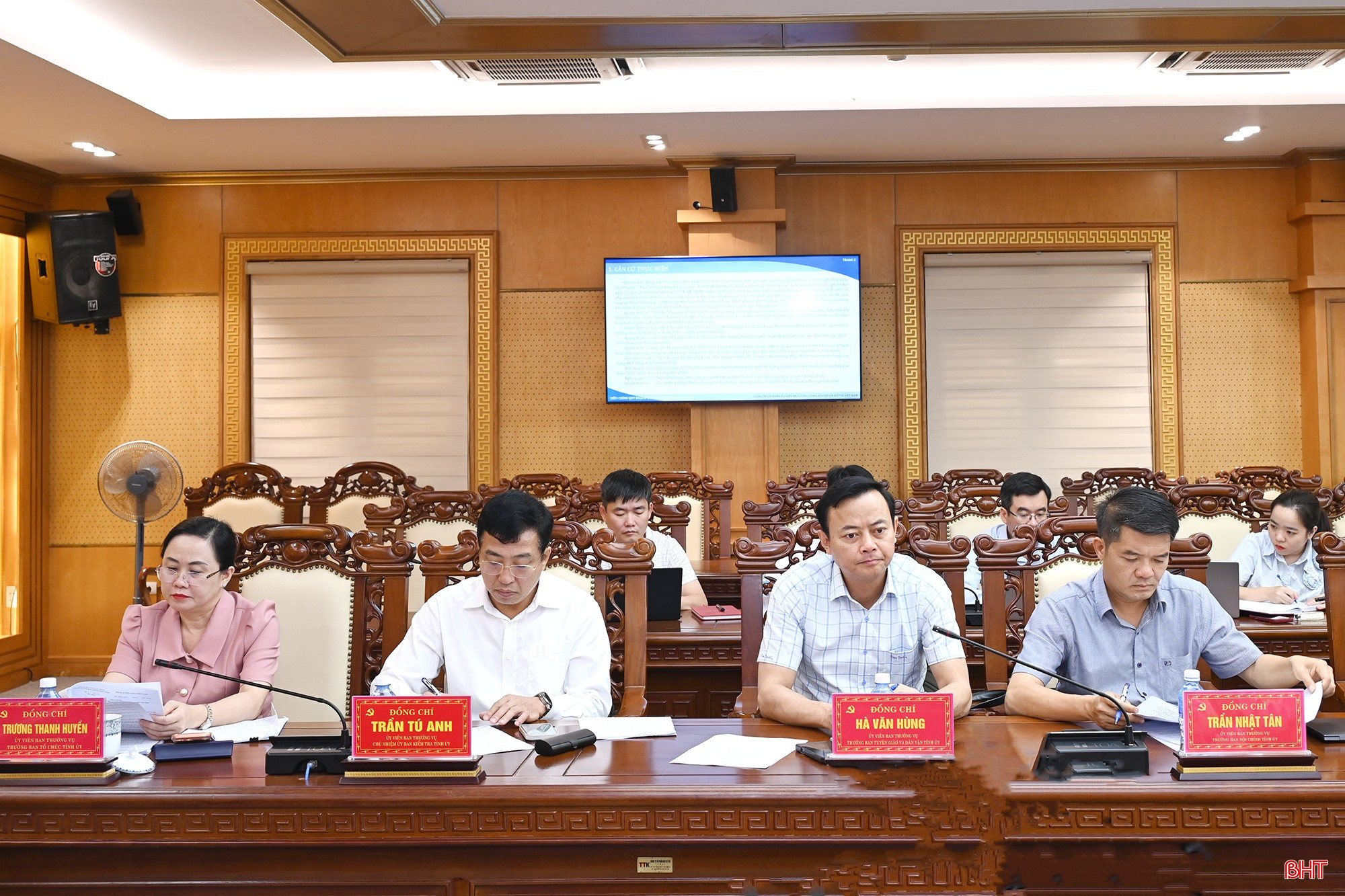 Các đồng chí Ủy viên Ban Thường vụ Tỉnh ủy dự họp.