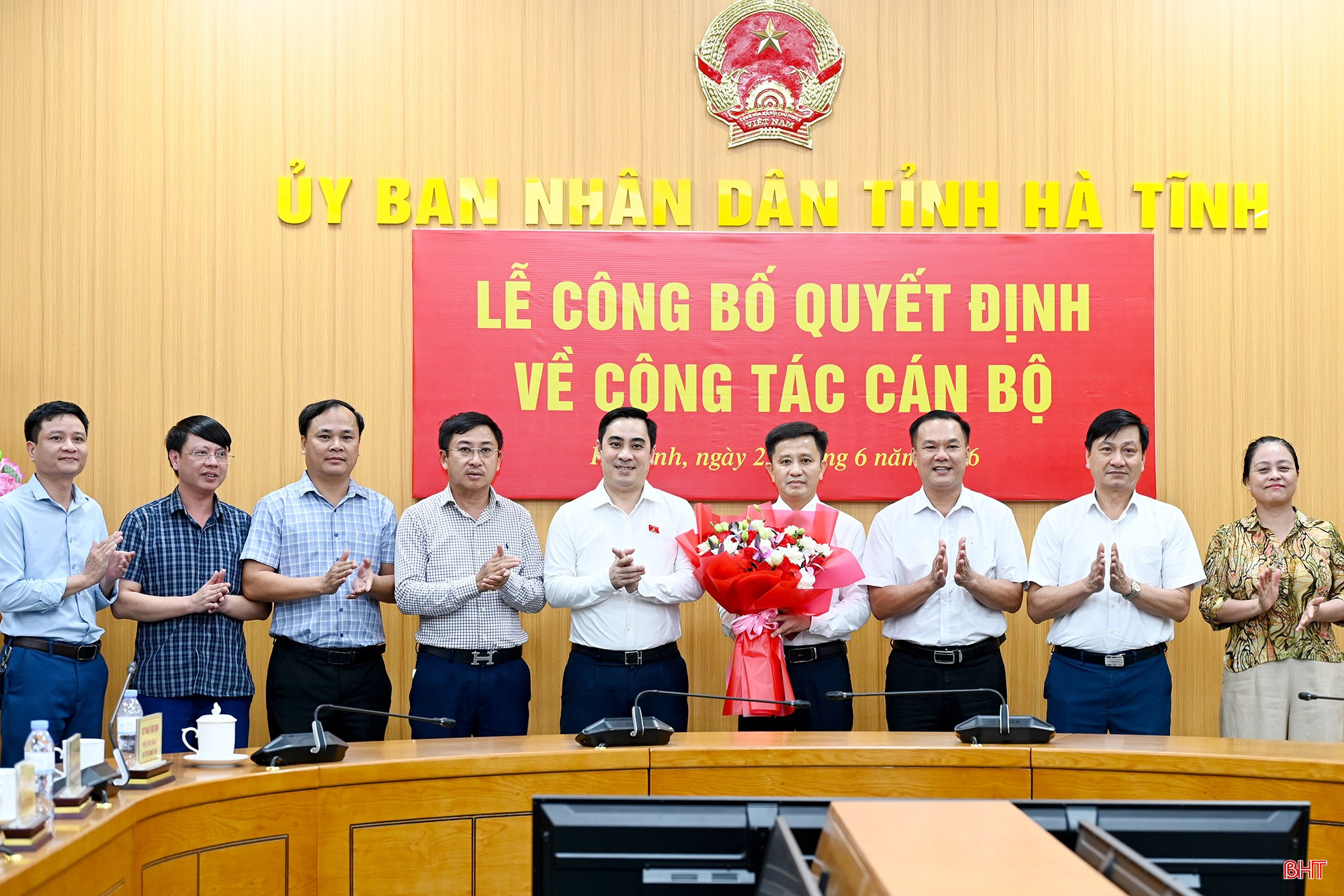 Lãnh đạo Sở KH&amp;CN tặng hoa chúc mừng tân Phó Giám đốc Sở Lê Văn Dũng.