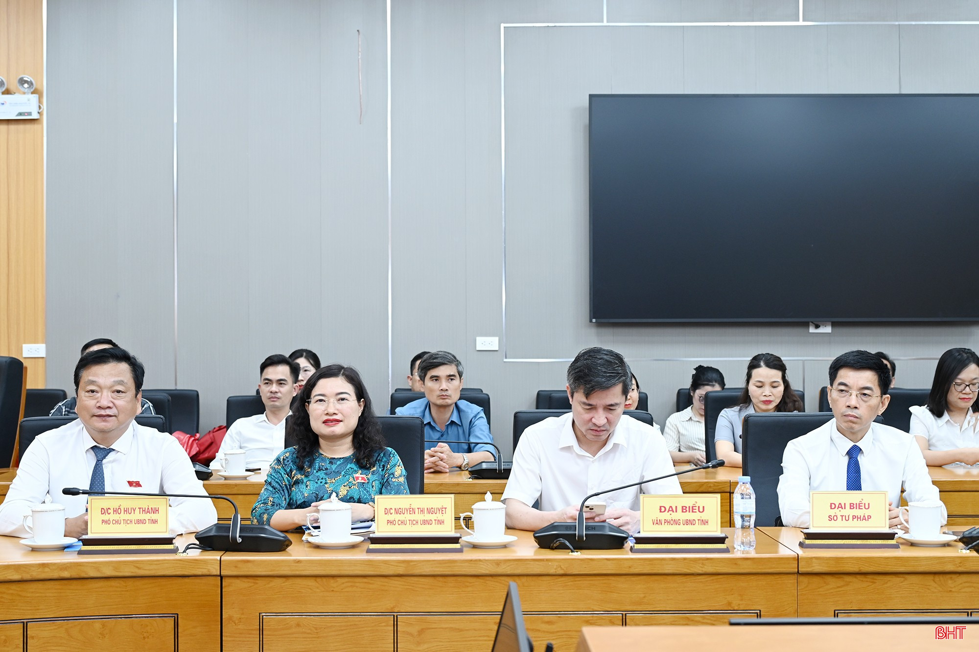 Các đồng chí Phó Chủ tịch UBND tỉnh và đại biểu dự hội nghị.