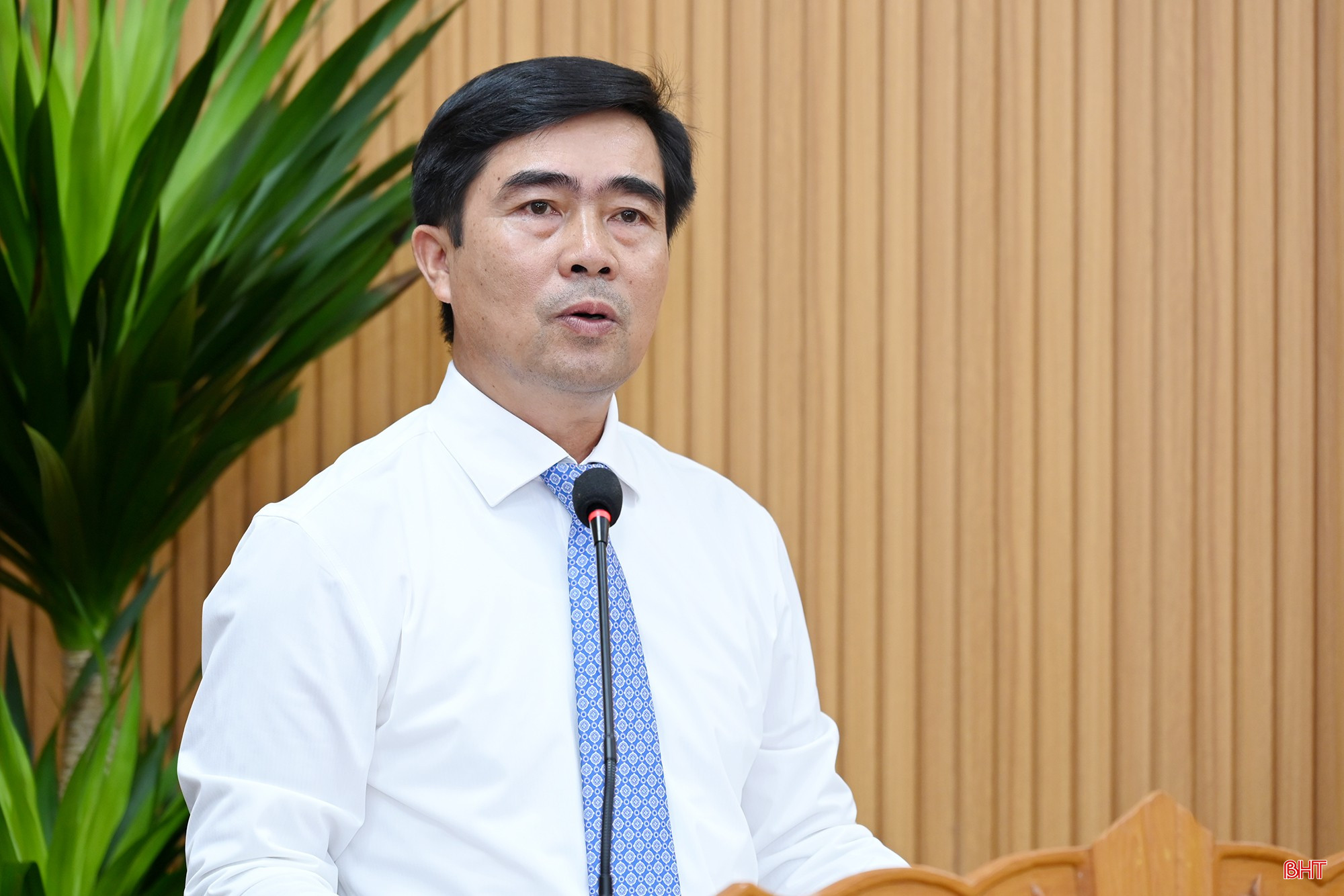 Ông Bùi Quang Dương - Phó Giám đốc Sở Nội vụ công bố các quyết định về công tác cán bộ.