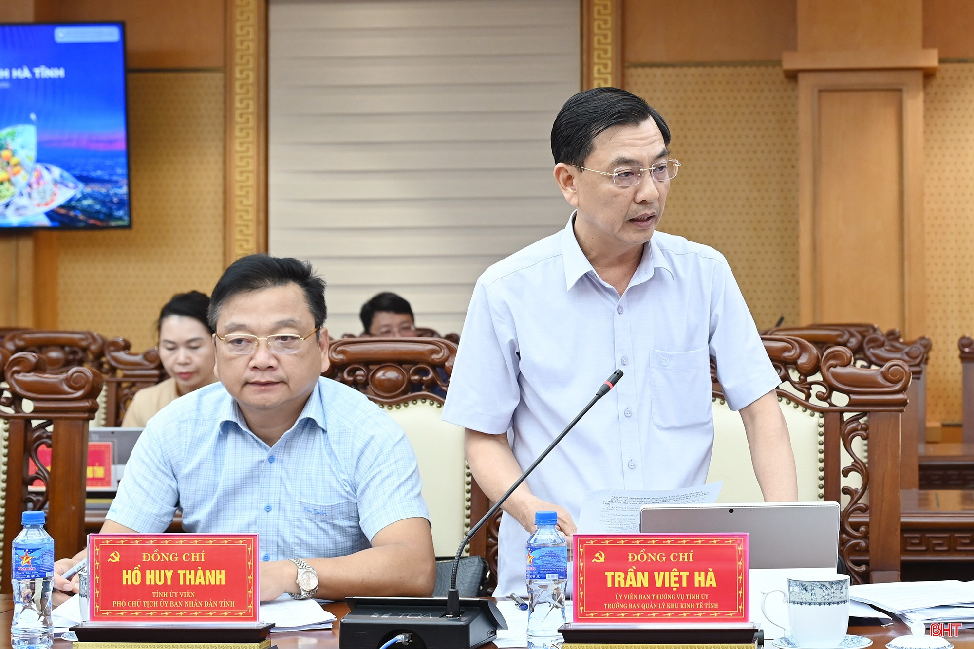 Ủy viên BTV Tỉnh ủy - Trưởng ban Quản lý Khu kinh tế tỉnh Trần Việt Hà phát biểu tại hội nghị.