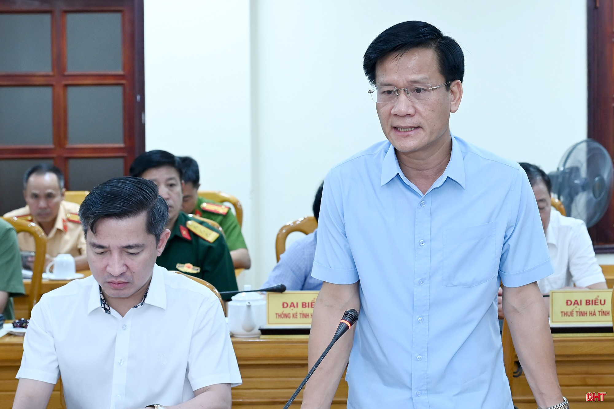 Đồng chí Trịnh Văn Ngọc - Giám đốc Sở Nội vụ làm rõ các nội dung địa phương kiến nghị liên quan đến chế độ, chính sách cho đội ngũ cán bộ.