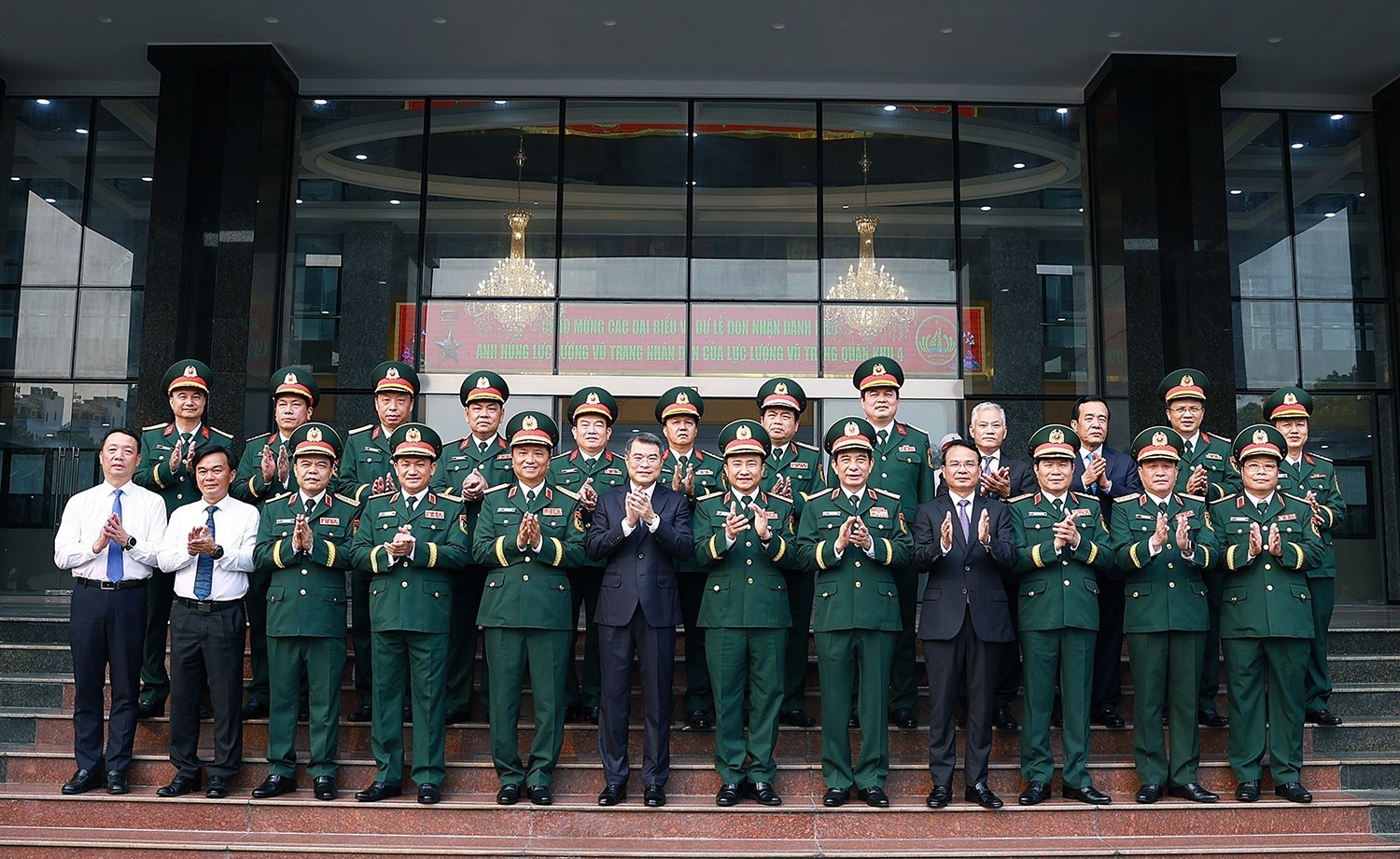Thủ tướng Chính phủ Lê Minh Hưng và các đại biểu chụp ảnh lưu niệm. Ảnh Dương Giang/TTXVN.