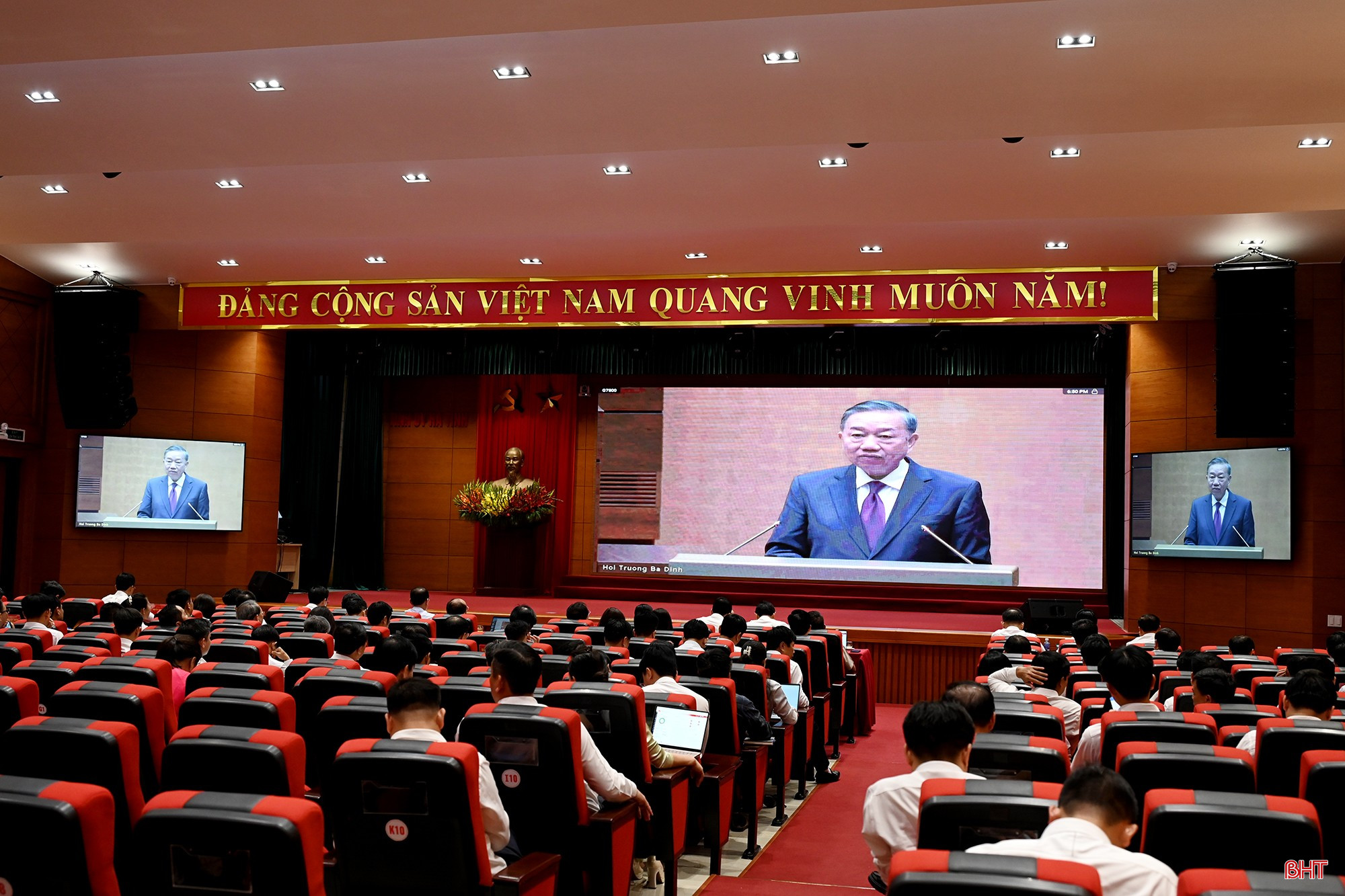 Đại biểu tại điểm cầu Hà Tĩnh theo dõi phát biểu chỉ đạo của đồng chí Tô Lâm - Tổng Bí thư, Chủ tịch nước.