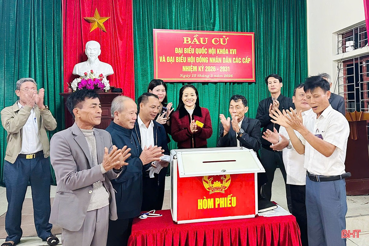 Đúng 19h, Tổ bầu cử tại thôn Đông Hà 1, xã Thạch Hà đã bắt đầu mở hòm phiếu và tiến hành kiểm phiếu theo đúng quy định.
