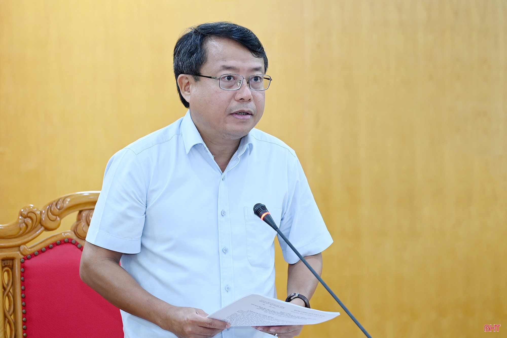 Đồng chí Dương Tất Thắng - Phó Chủ tịch Thường trực HĐND tỉnh, Trưởng đoàn công tác của BTV Tỉnh ủy chỉ đạo xã Toàn Lưu phân tích thuận lợi, khó khăn của địa phương và gợi mở các giải pháp tháo gỡ khó khăn.