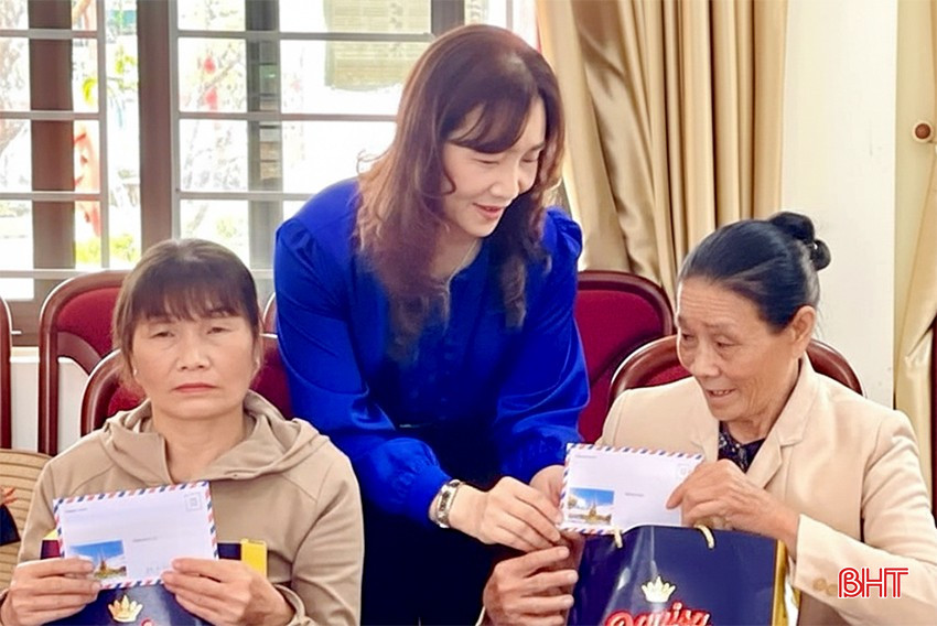 Tại xã Hồng Lộc, đồng chí Nguyễn Thị Mai Thủy cùng đoàn công tác đã đến thăm hỏi, trực tiếp trao tặng 20 suất quà (nhu yếu phẩm và 300.000 đồng tiền mặt) cho các hộ nghèo và gia đình chính sách.