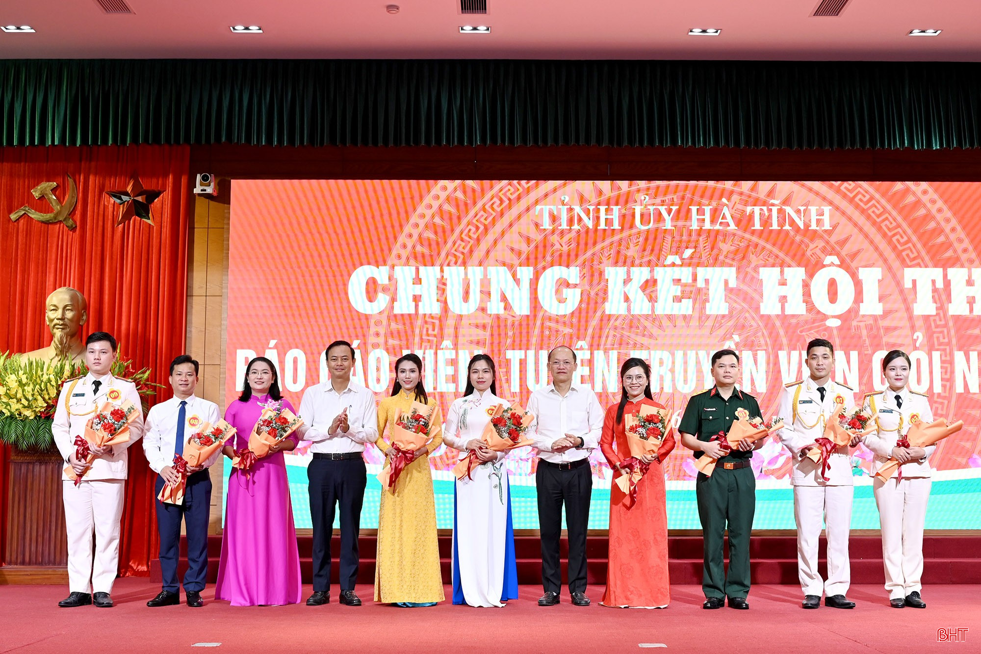 Các đồng chí Nguyễn Hồng Lĩnh - Phó Bí thư Thường trực Tỉnh ủy, Chủ tịch HĐND tỉnh; Hà Văn Hùng - Trưởng Ban Tuyên giáo và Dân vận Tỉnh ủy, Trưởng ban Tổ chức hội thi tặng hoa chúc mừng các thí sinh tham dự vòng chung kết cấp tỉnh.