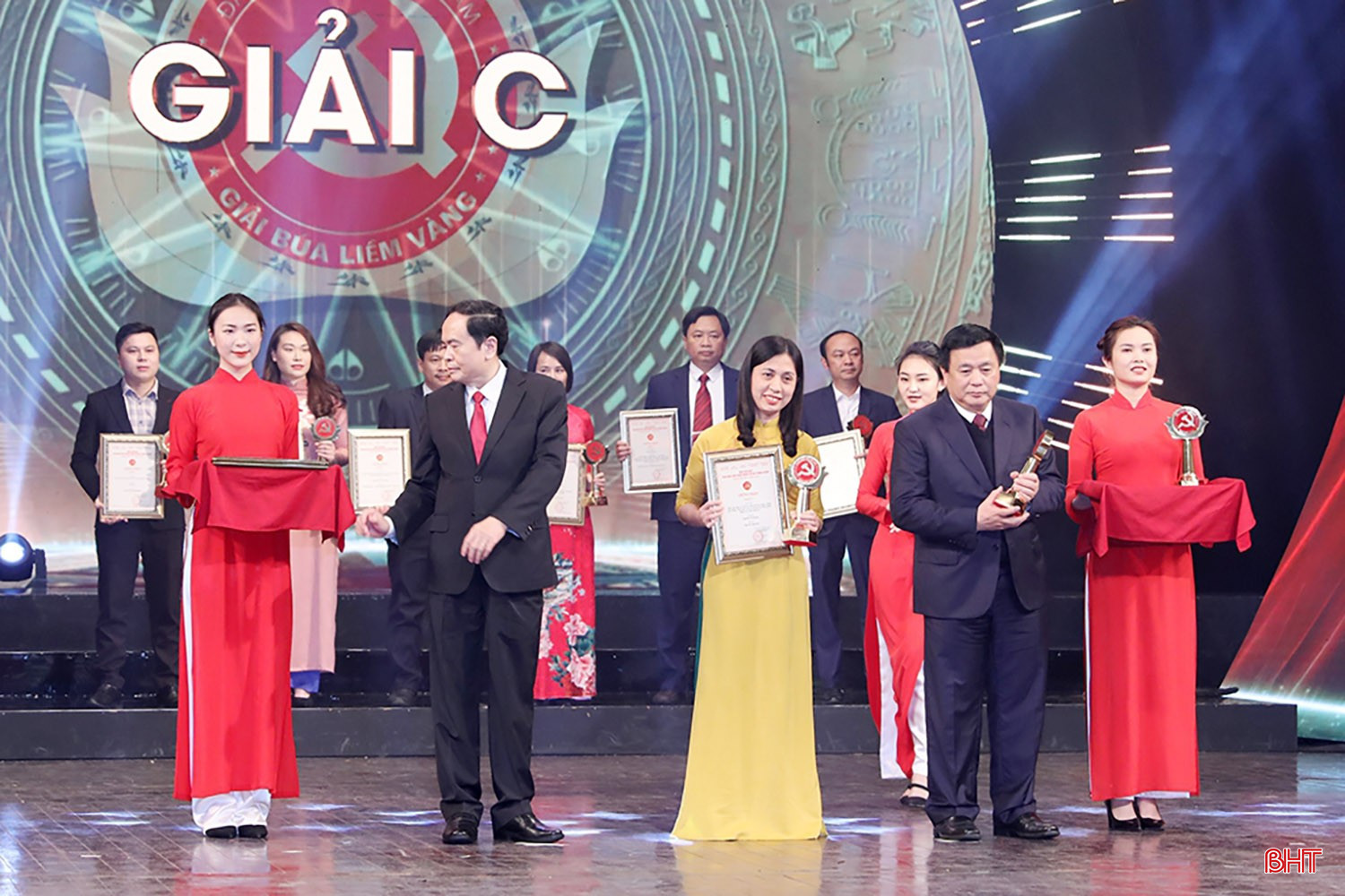 Nhà báo Trương Mai Thủy nhận giải C giải Búa liềm vàng Quốc gia năm 2022. Ảnh tư liệu.
