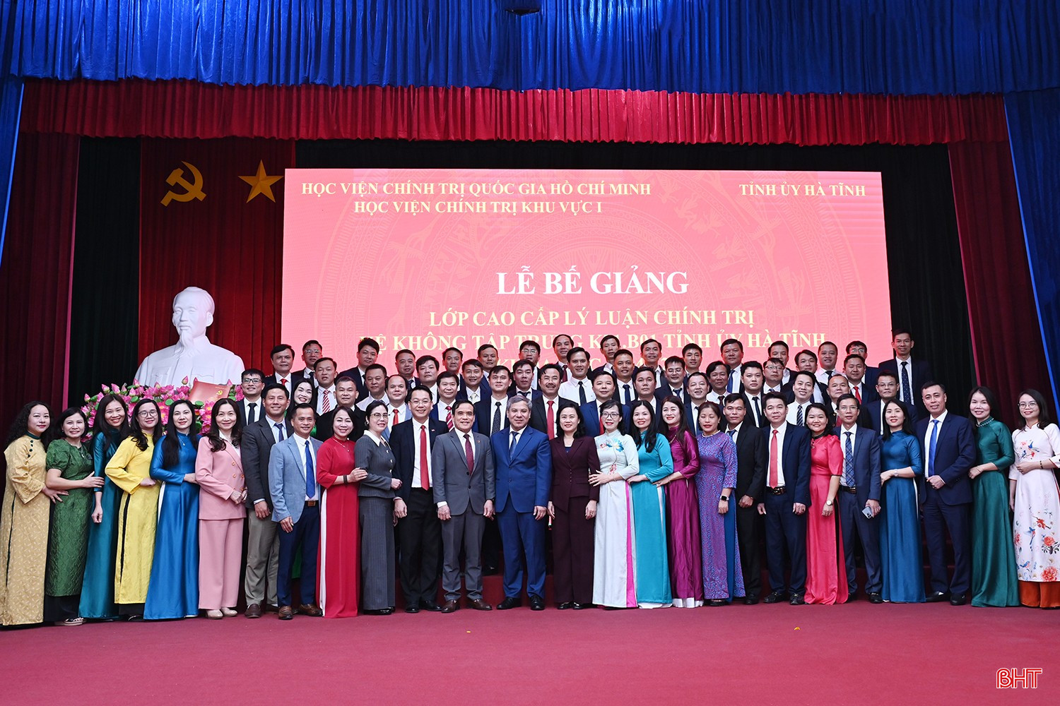 Các đại biểu chụp ảnh lưu niệm với học viên.