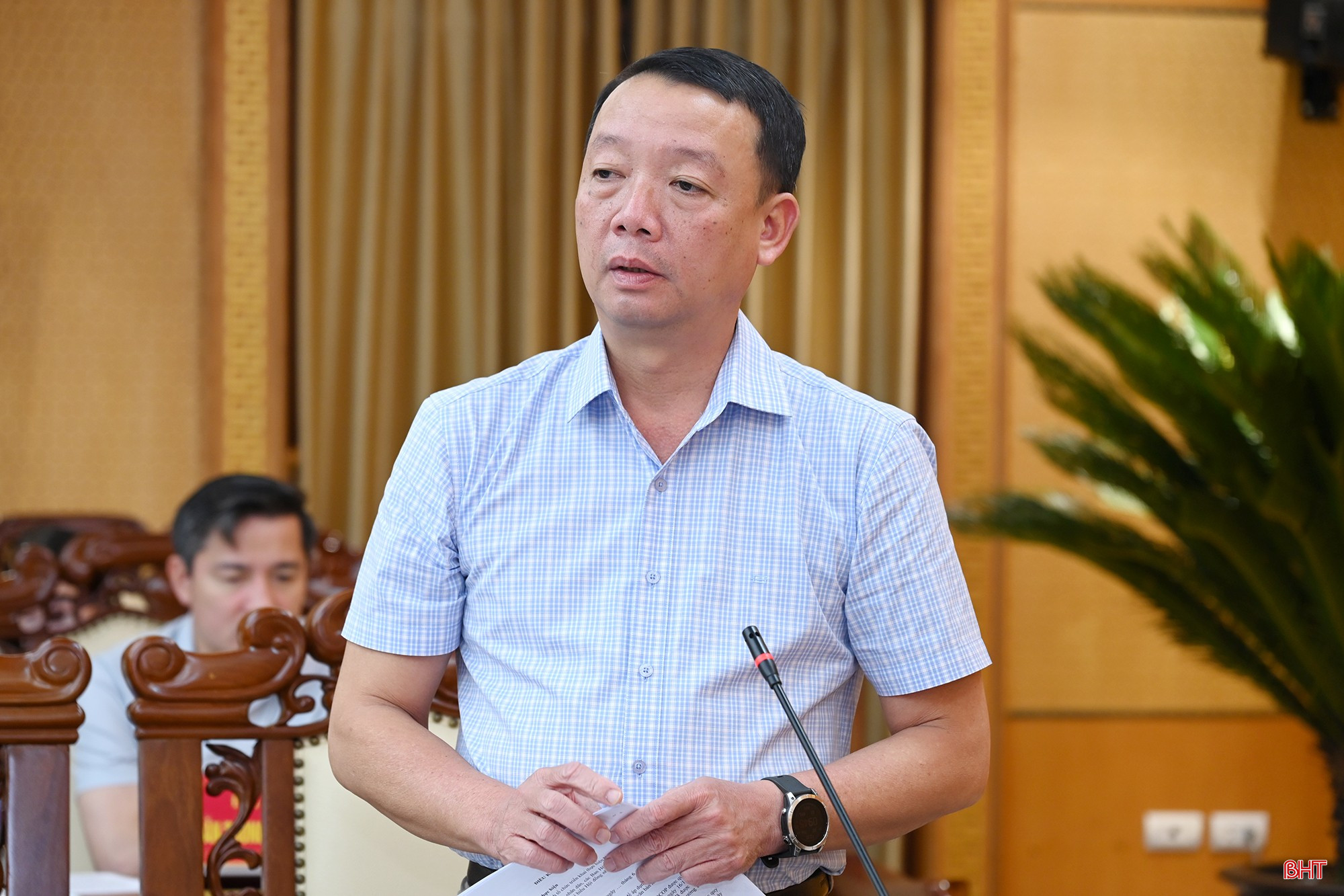Đồng chí Phan Thiên Định - Phó Bí thư Tỉnh ủy, Chủ tịch UBND tỉnh phân tích một số nội dung liên quan đến các nội dung trình tại hội nghị.
