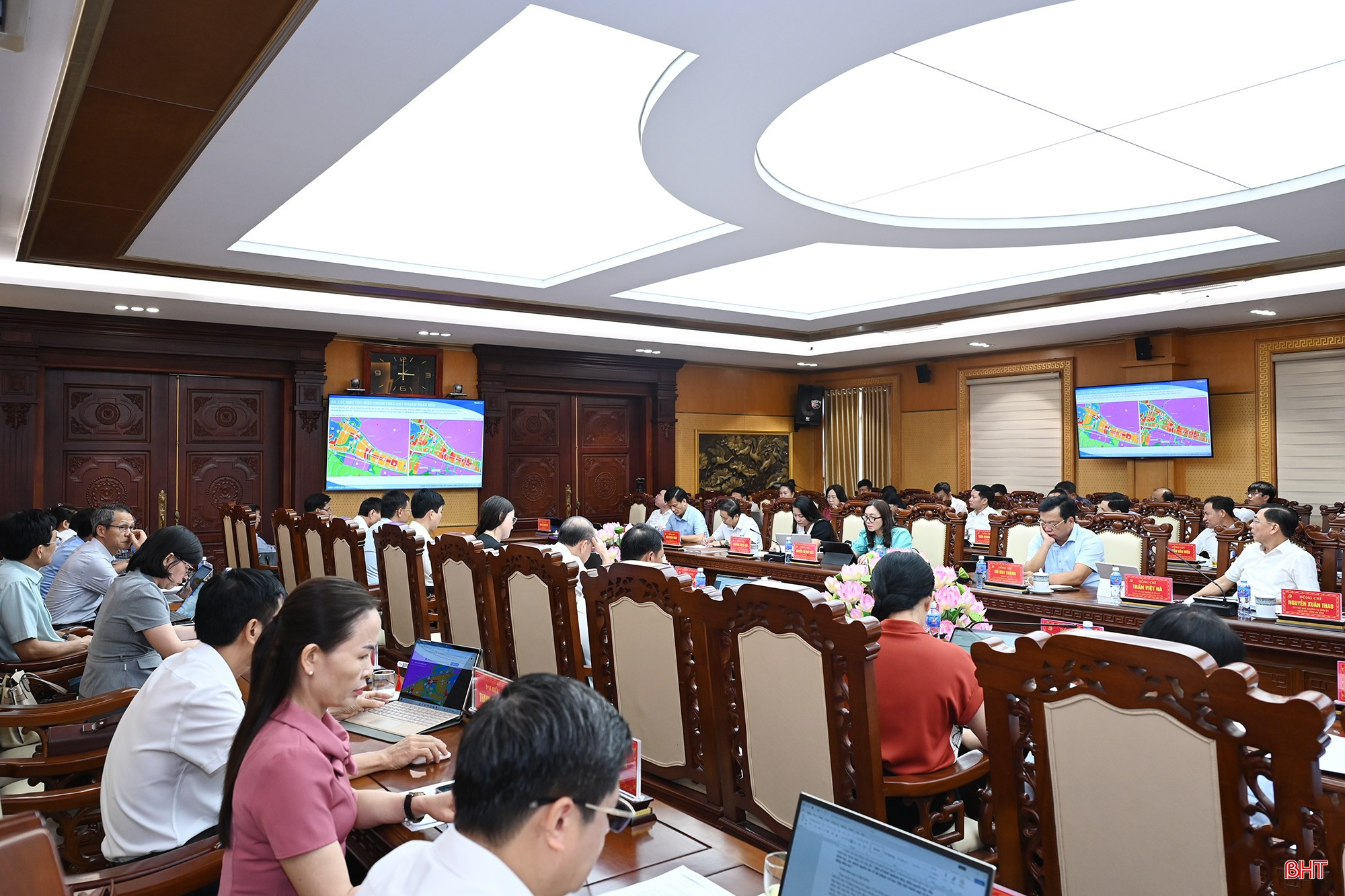 Đại biểu nghe báo cáo về điều chỉnh Quy hoạch chung Khu kinh tế Vũng Áng đến năm 2050.