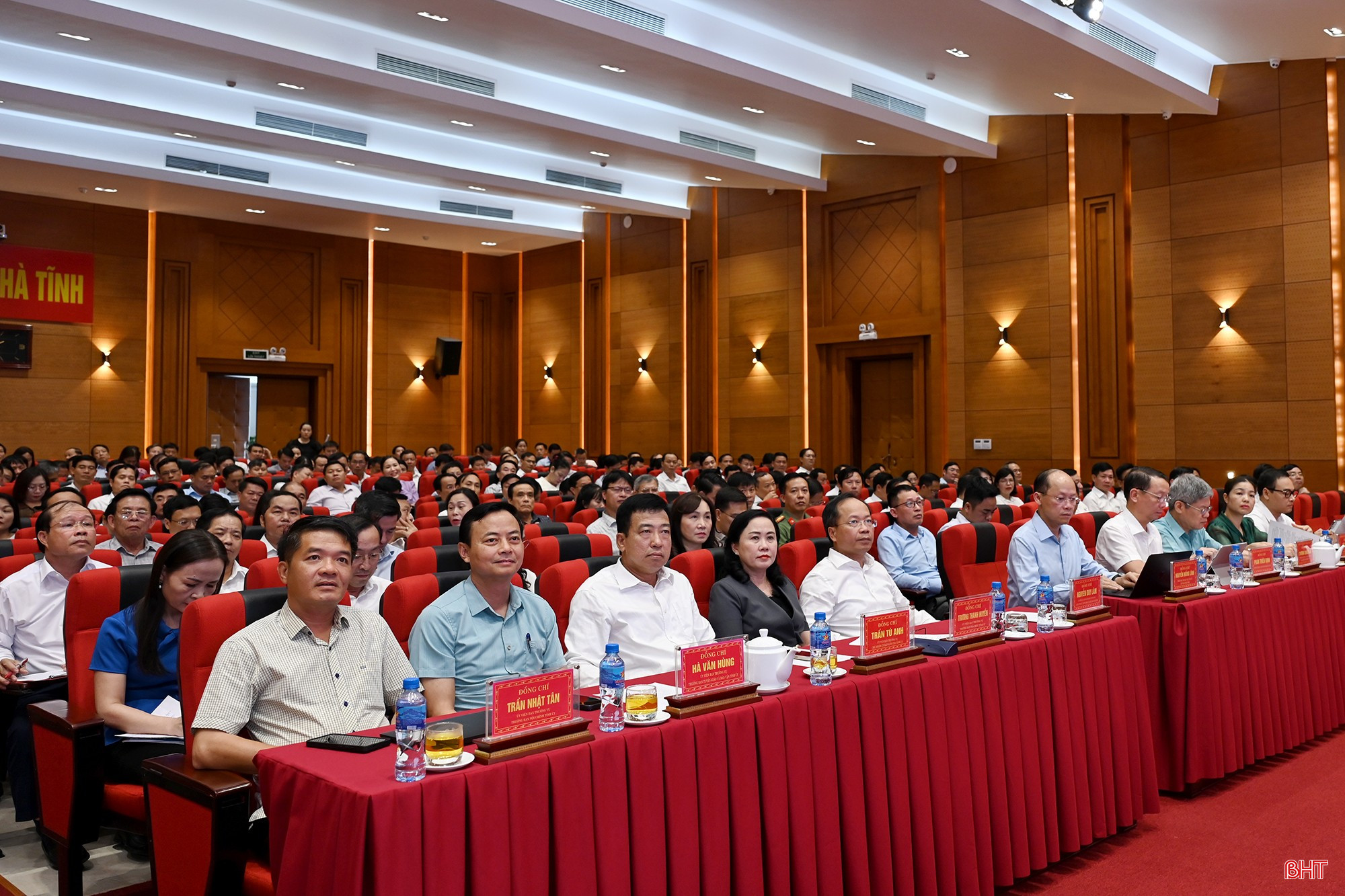 Các đại biểu tham dự hội nghị.