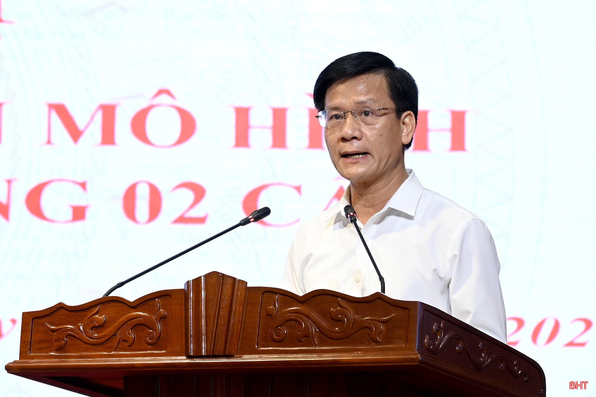 Giám đốc Sở Nội vụ Trịnh Văn Ngọc trao đổi những vấn đề đang đặt ra đối với việc kiện toàn cơ quan chuyên môn cấp tỉnh, cấp xã và trung tâm phục vụ hành chính công cấp xã.