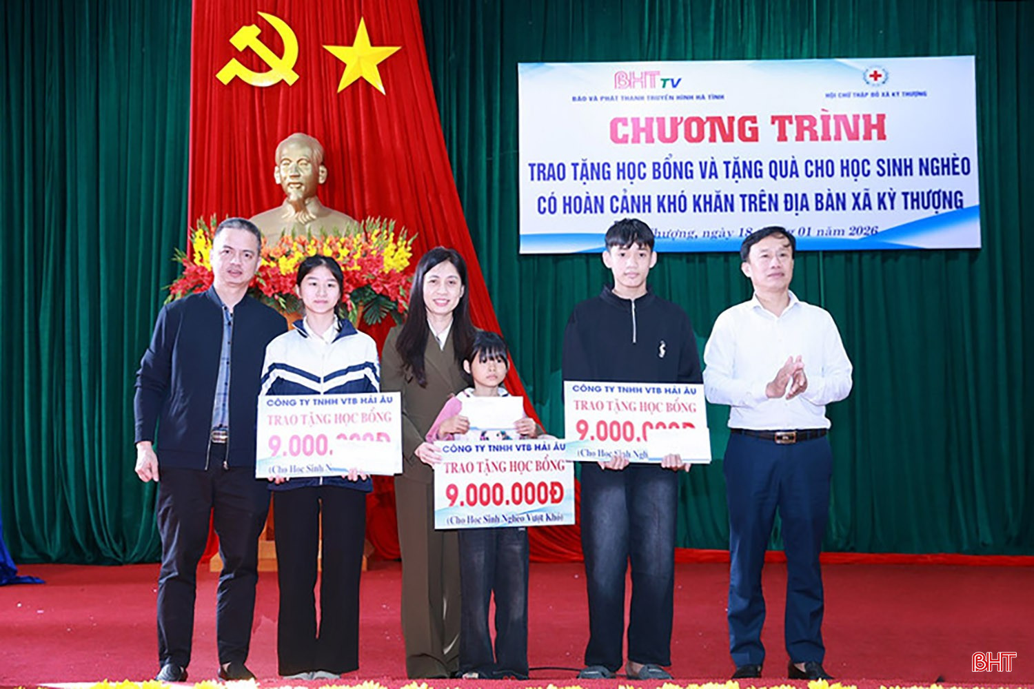 Phó Giám đốc Báo và phát thanh, truyền hình Hà Tĩnh Trương Mai Thủy trao tặng học bổng cho trẻ em gặp hoàn cảnh khó khăn ở xã Kỳ Thượng. Ảnh tư liệu.