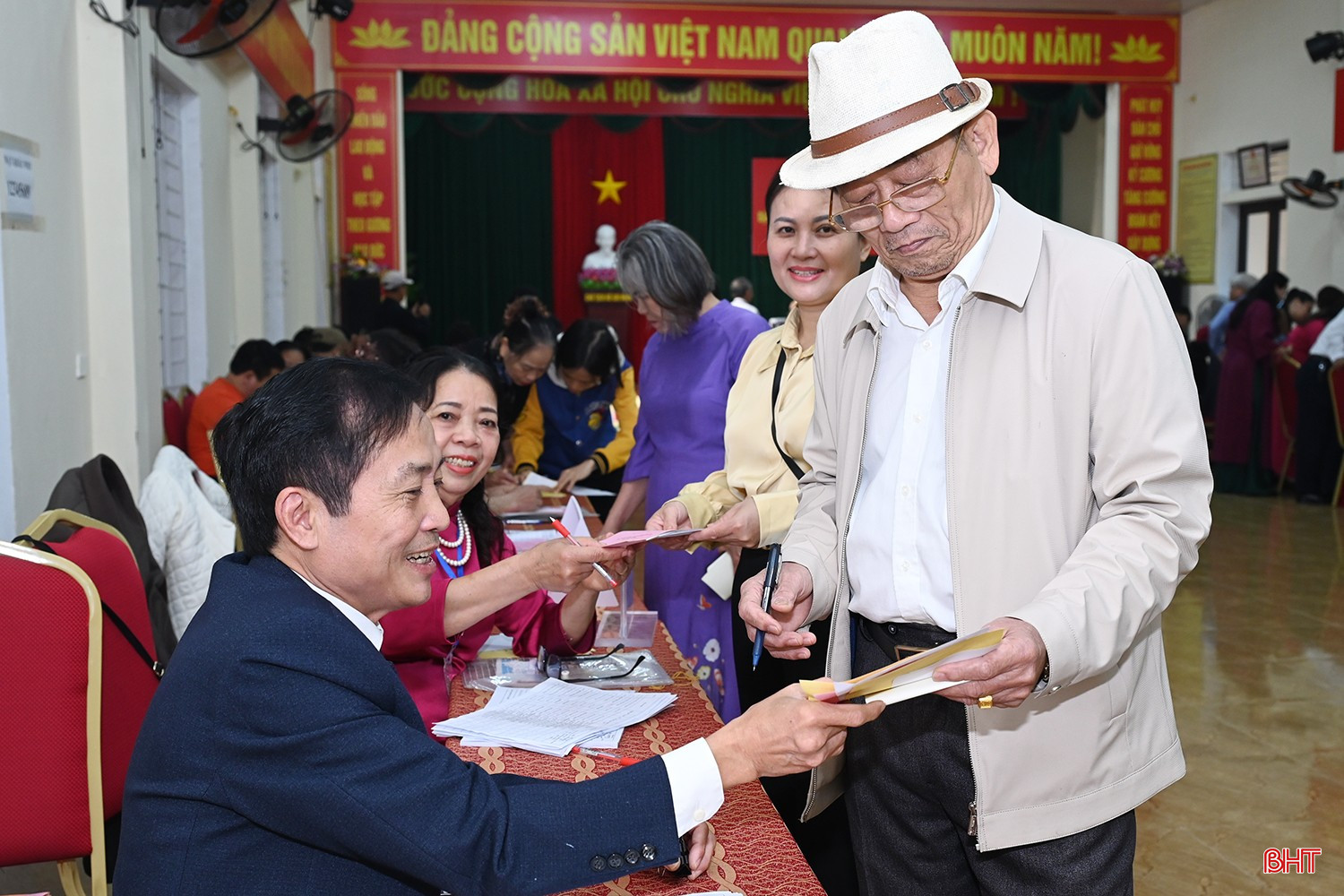 Tại khu vực bỏ phiếu 24, cử tri bầu 3 ĐBQH khóa XVI trong danh sách 5 ứng cử viên; bầu 5 đại biểu HĐND tỉnh khóa XIX nhiệm kỳ 2026 - 2031 trong danh sách 8 ứng cử viên; bầu 4 đại biểu HĐND phường Thành Sen nhiệm kỳ 2026-2031 trong danh sách 7 ứng cử viên.