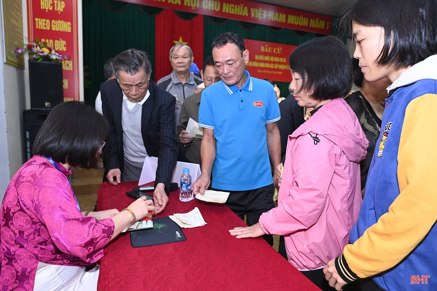 Sau khi bỏ phiếu, cử tri được thành viên tổ bầu cử đóng dấu "Đã bỏ phiếu" xác nhận việc đã hoàn thành nghĩa vụ trong ngày hội toàn dân.