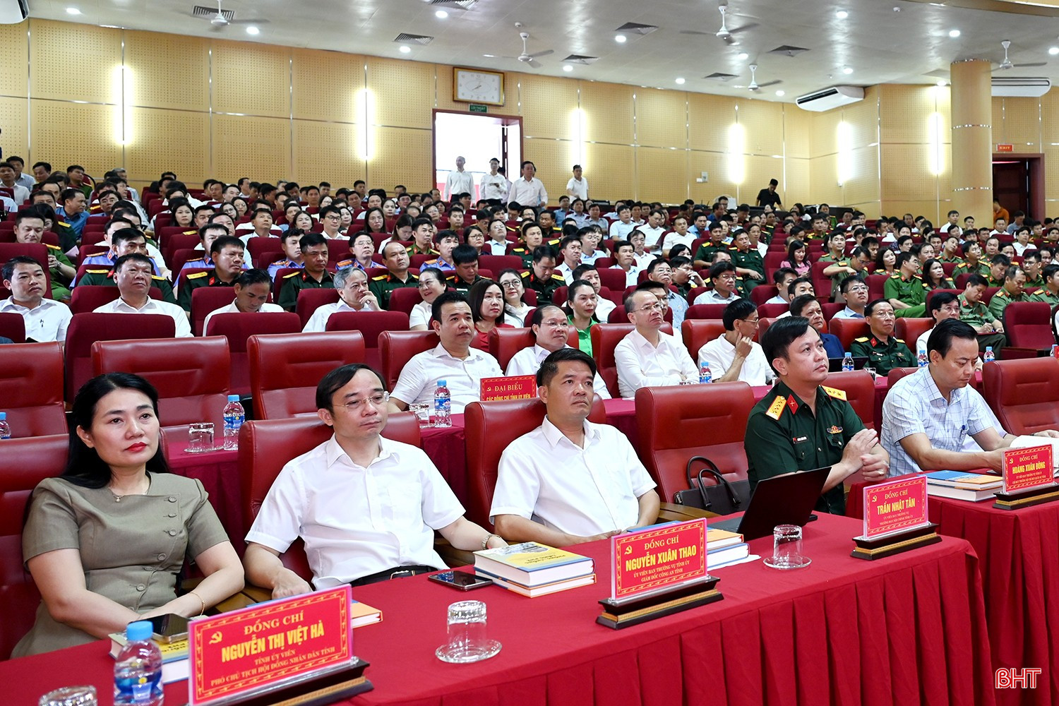 Các đồng chí Ủy viên Ban Thường vụ Tỉnh ủy, Ủy viên BCH Đảng bộ tỉnh và đại biểu dự hội nghị.