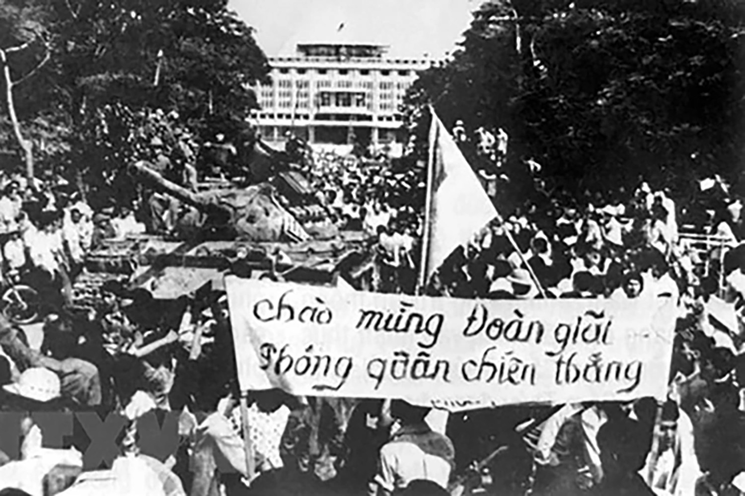 hoi-tho-lich-su-tren-bao-xuan-1975.jpg