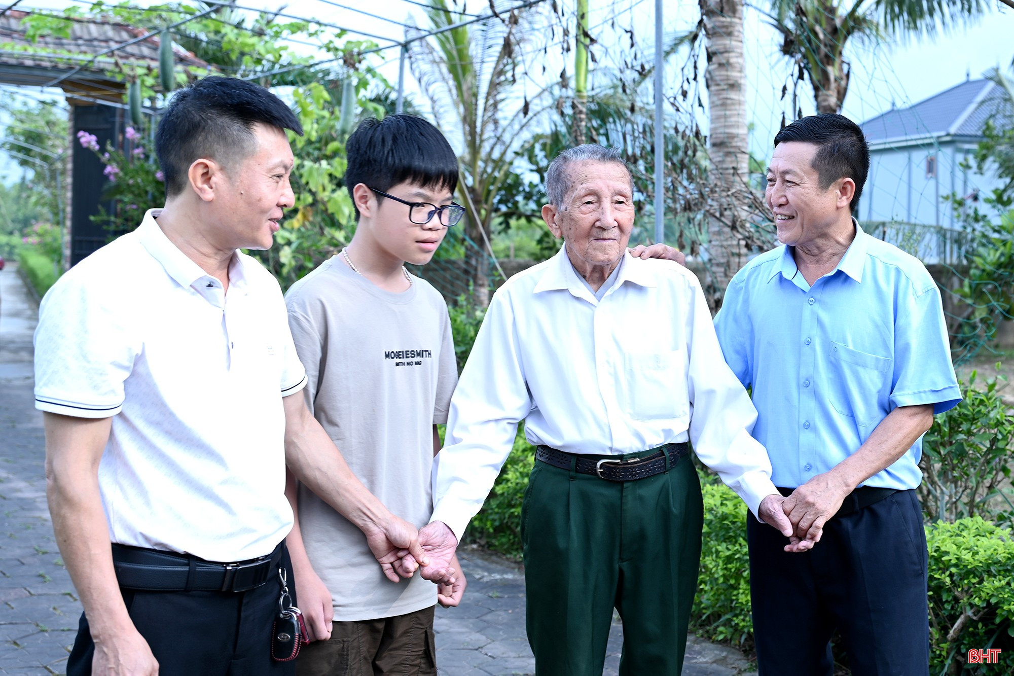 Gia đình cụ Viện dù mỗi người một công việc, một nơi sinh sống, nhưng vẫn giữ được sự gắn bó, yêu thương nhau như một mạch nguồn bền bỉ.