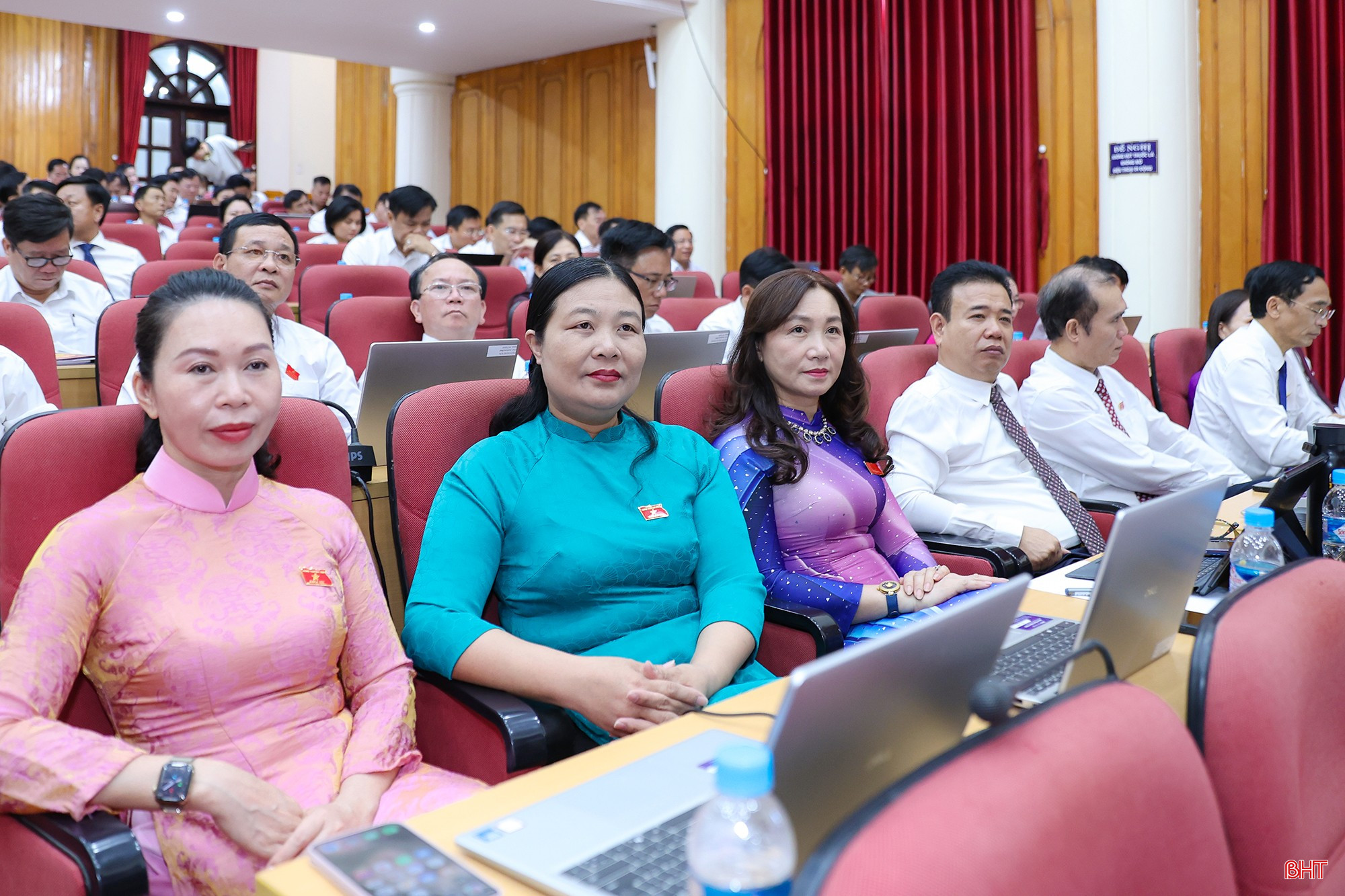 Đại biểu tham dự Kỳ họp thứ 5, HĐND tỉnh khóa XIX.