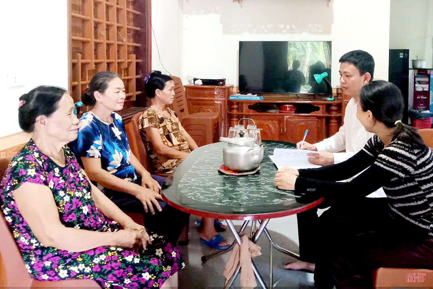 Đội ngũ cán bộ thôn Đại Châu bám cơ sở, nắm bắt tâm tư, nguyện vọng của người dân.
