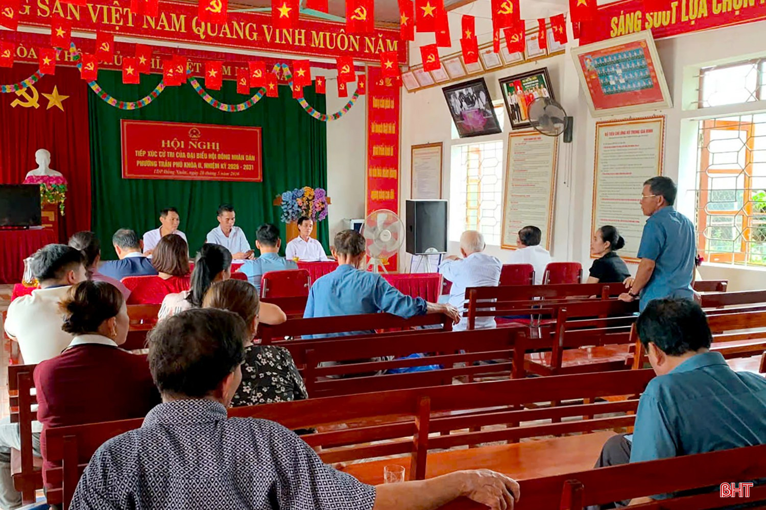 Tổ dân phố Đồng Xuân, phường Trần Phú vừa duy trì các nhóm zalo điều hành công việc vừa duy trì các cuộc họp trực tiếp.