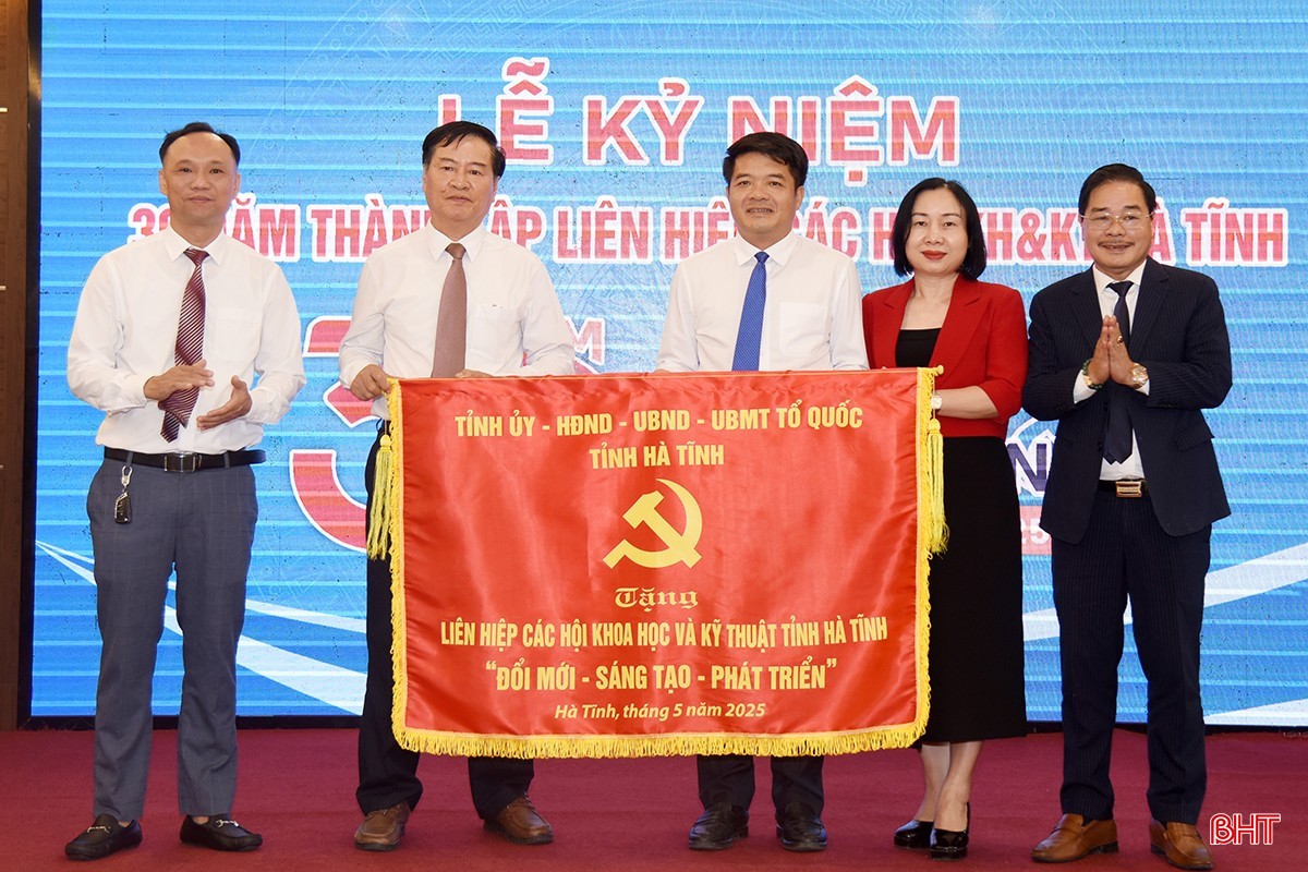 Lãnh đạo tỉnh tặng bức trướng của Tỉnh ủy - HĐND - UBND - Ủy ban MTTQ tỉnh cho Liên hiệp các Hội KH&amp;KT tỉnh Hà Tĩnh nhân kỷ niệm 30 năm thành lập (27/5/1995-27/5/2025).