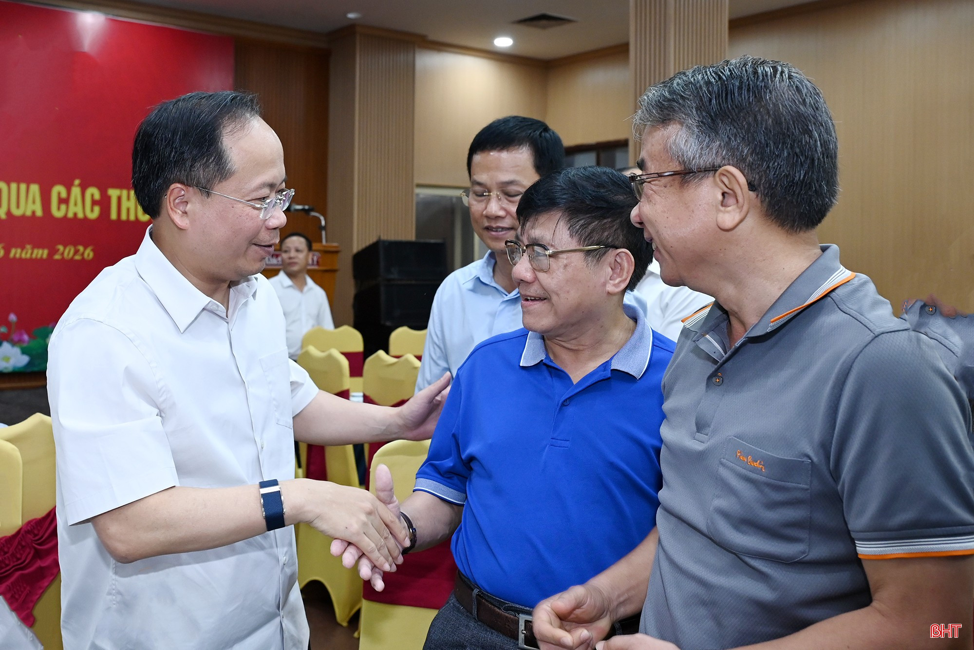 Đồng chí Nguyễn Duy Lâm - Ủy viên Trung ương Đảng, Bí thư Tỉnh ủy, Trưởng đoàn ĐBQH tỉnh gặp gỡ với các đồng chí cán bộ lãnh đạo qua các thời kỳ.