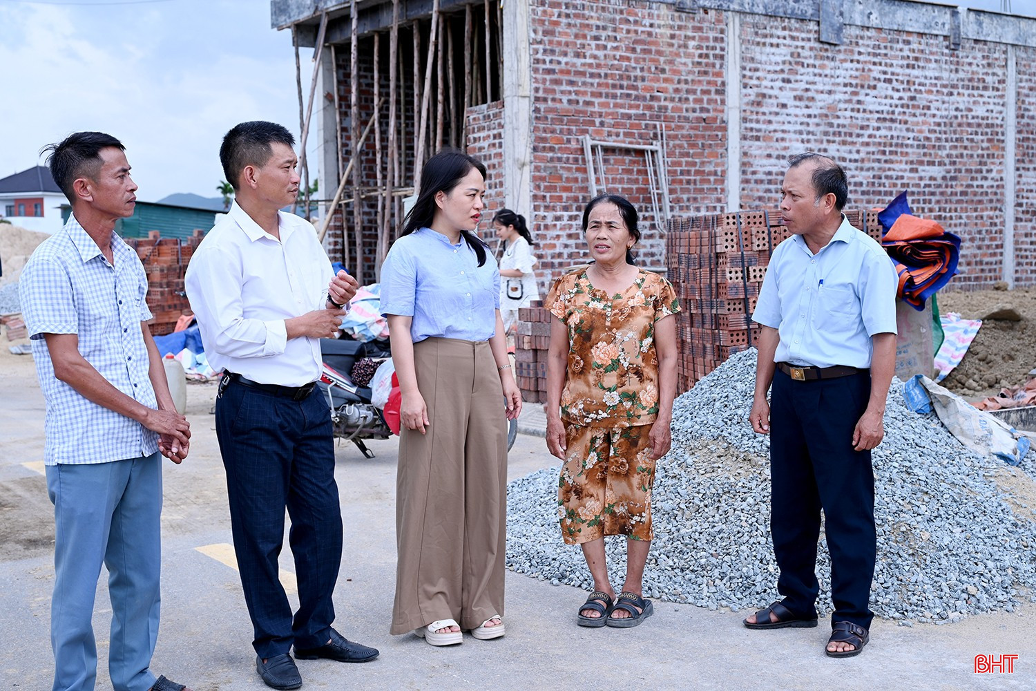 Bà Trương Thị Loan (thứ hai từ phải sang) và nhiều hộ dân bị ảnh hưởng bởi Dự án đường Hàm Nghi kéo dài đồng thuận cao di dời, tái định cư để phục vụ dự án.