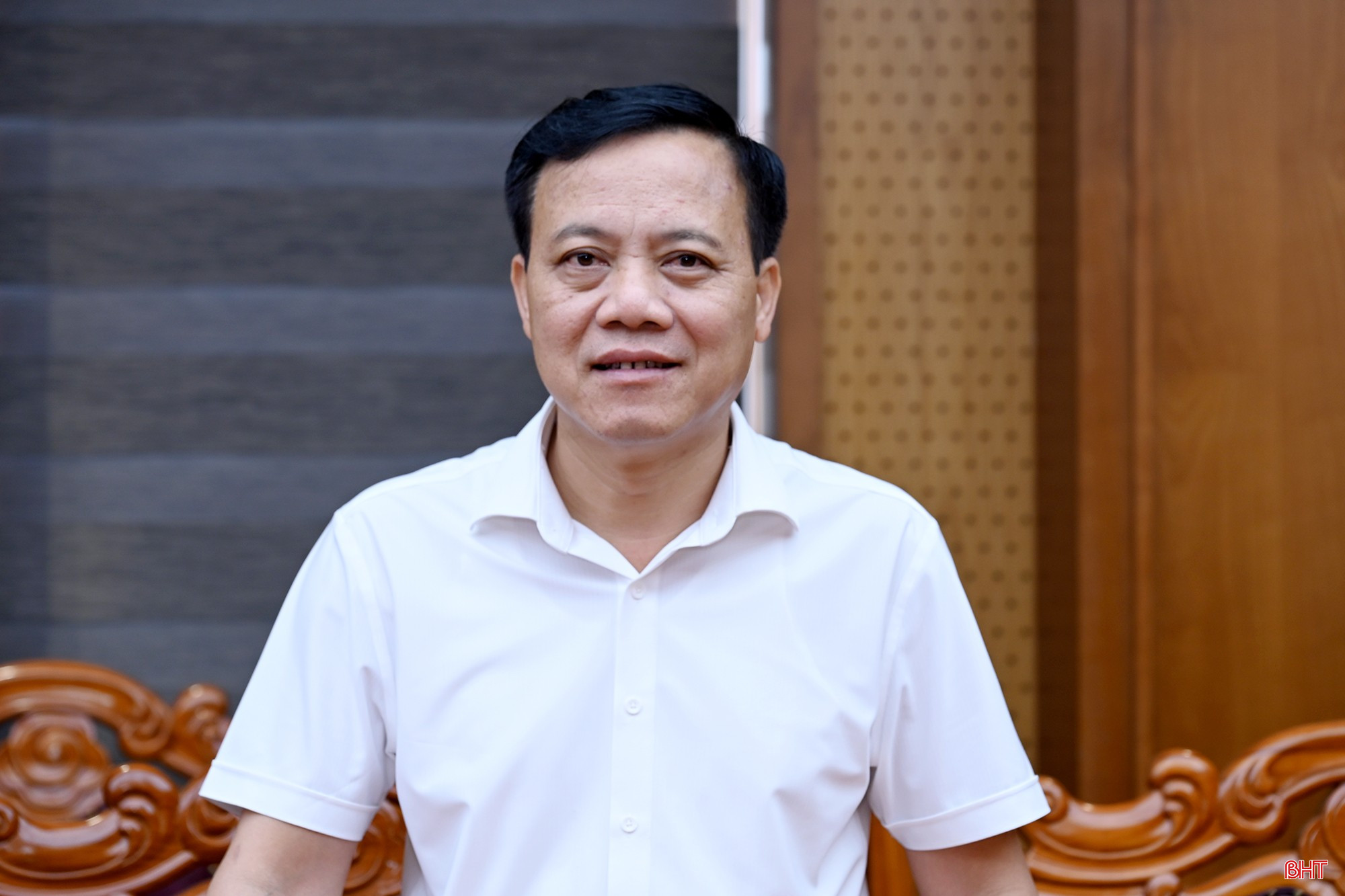 Đồng chí Nguyễn Văn Khoa - Phó Trưởng ban Nội chính Tỉnh ủy báo cáo nội dung tại phiên họp.