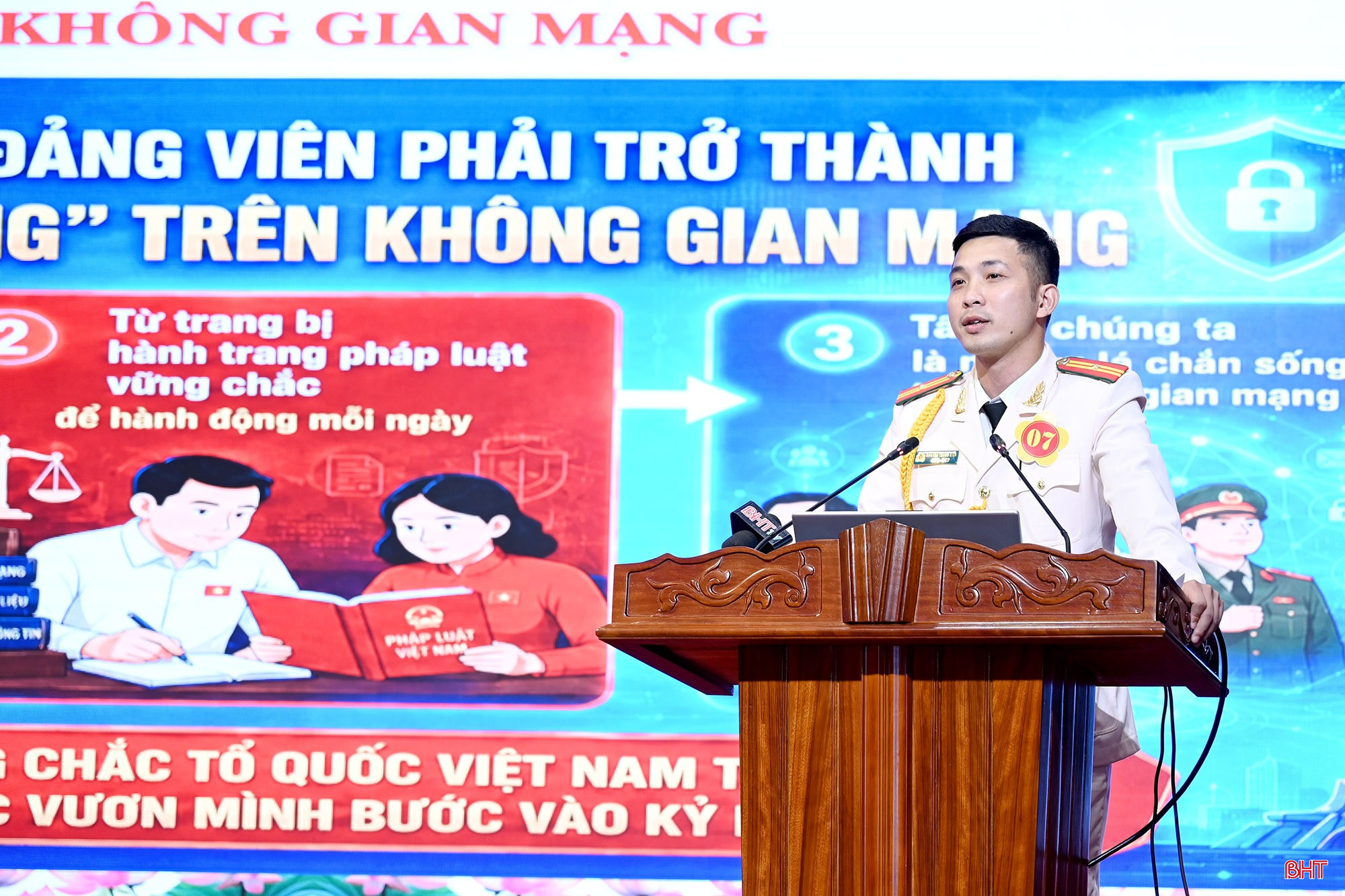 Thiếu tá Nguyễn Trung Kiên - Đảng bộ xã Đan Hải thực hiện phần thi trả lời câu hỏi của ban giám khảo.