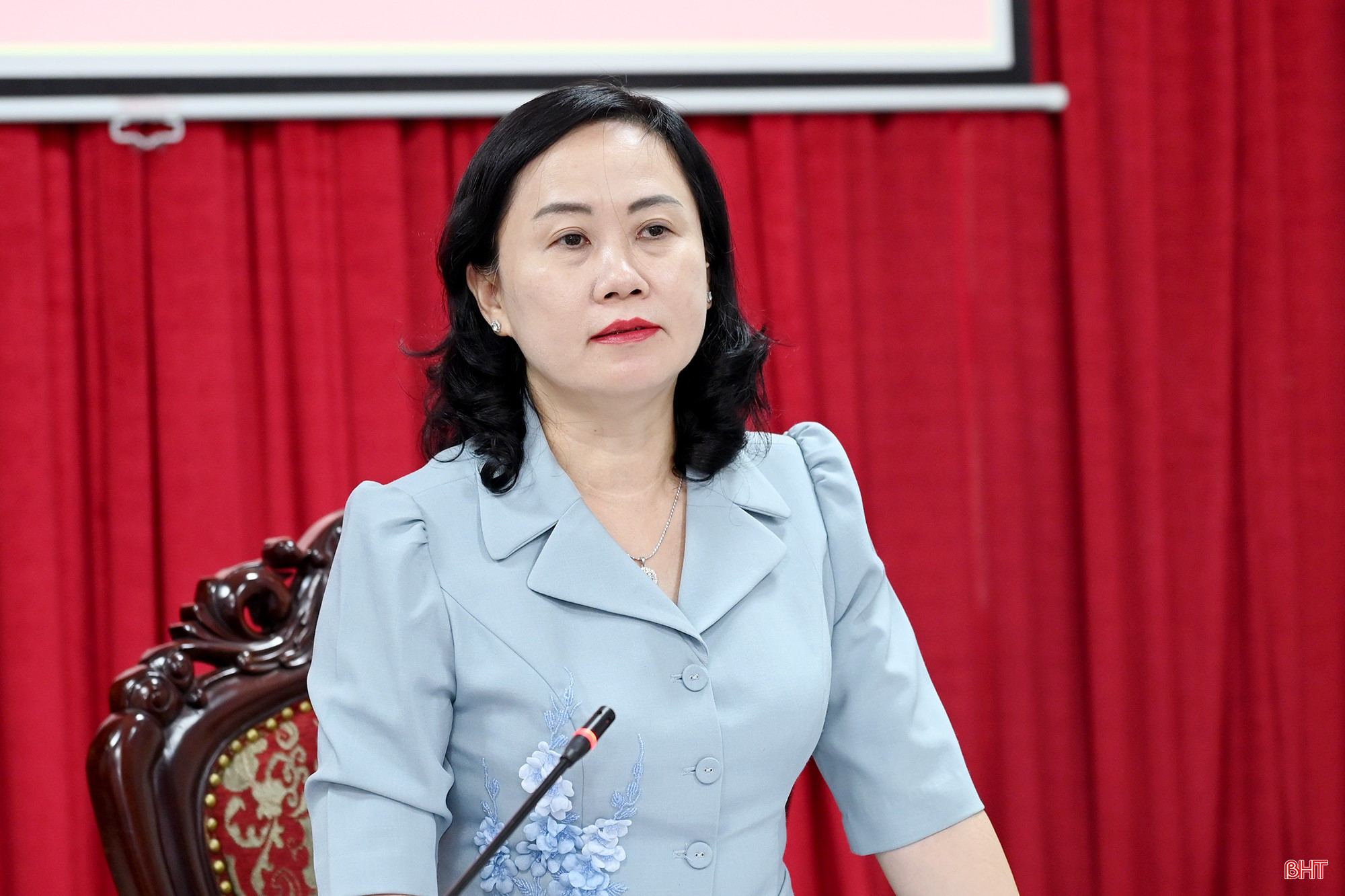 Đồng chí Trương Thanh Huyền - Trưởng ban Tổ chức Tỉnh ủy, Phó Bí thư Thường trực Đảng ủy CCQ Đảng tỉnh trao đổi một số nội dung tại hội nghị.
