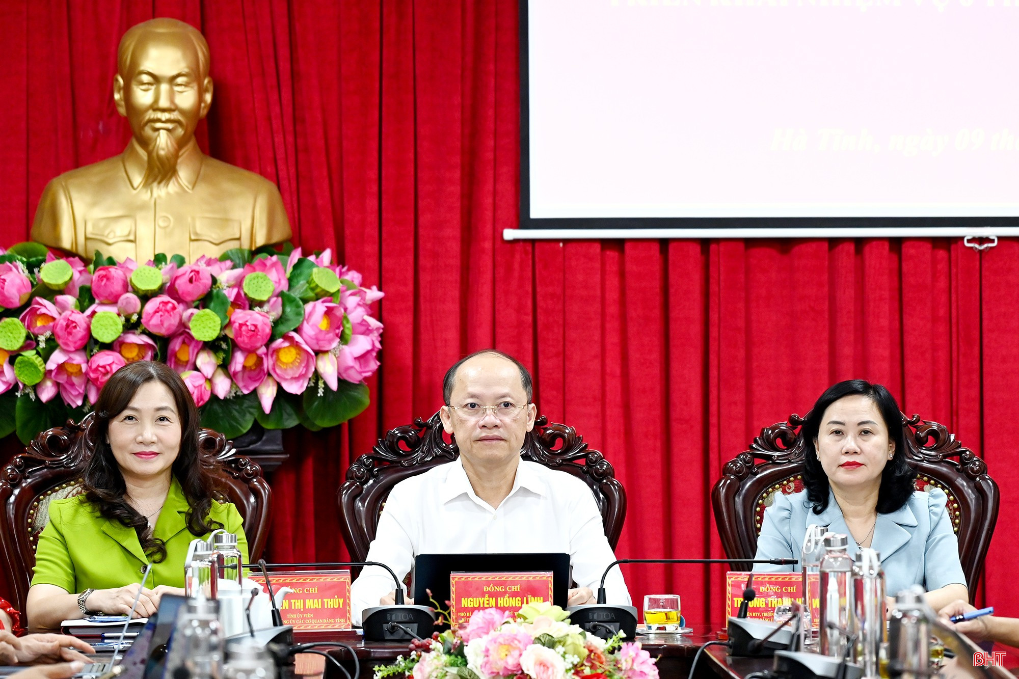 Các đồng chí: Nguyễn Hồng Lĩnh - Phó Bí thư Thường trực Tỉnh ủy, Chủ tịch HĐND tỉnh, Bí thư Đảng ủy CCQ Đảng tỉnh; Trương Thanh Huyền - Trưởng ban Tổ chức Tỉnh ủy, Phó Bí thư Thường trực Đảng ủy CCQ Đảng tỉnh; Nguyễn Thị Mai Thủy - Phó Bí thư chuyên trách Đảng ủy CCQ Đảng tỉnh chủ trì hội nghị.
