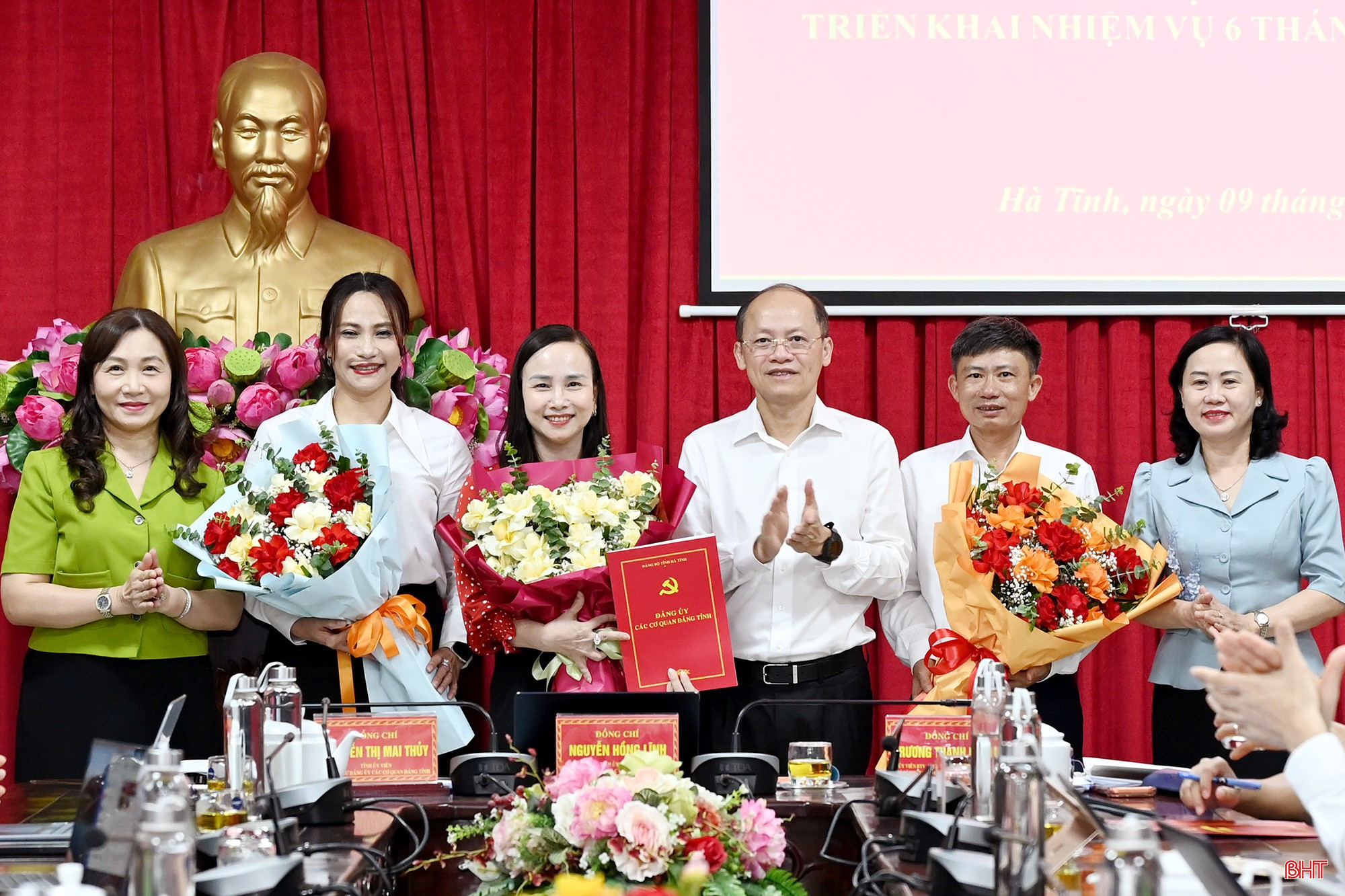 Thường trực Đảng ủy CCQ Đảng tỉnh trao quyết định thành lập Ban Xây dựng Đảng và tặng hoa chúc mừng lãnh đạo ban.