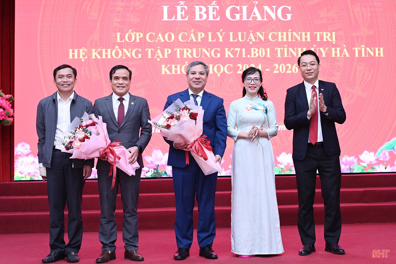Ban cán sự lớp tặng hoa cảm ơn Ban Giám đốc Học viện Chính trị Khu vực I và Ban Giám hiệu Trường Chính trị Trần Phú.