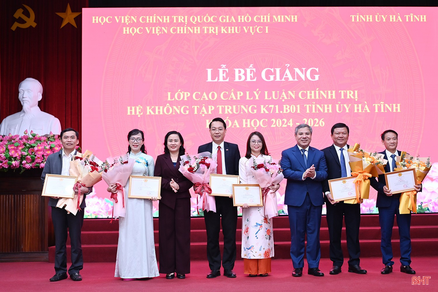 Tiến sỹ Vũ Văn Hậu - Phó Giám đốc Học viện Chính trị khu vực I và Trưởng ban Tổ chức Tỉnh ủy Trương Thanh Huyền trao giấy khen cho các học viên có thành tích trong quá trình học tập, rèn luyện.
