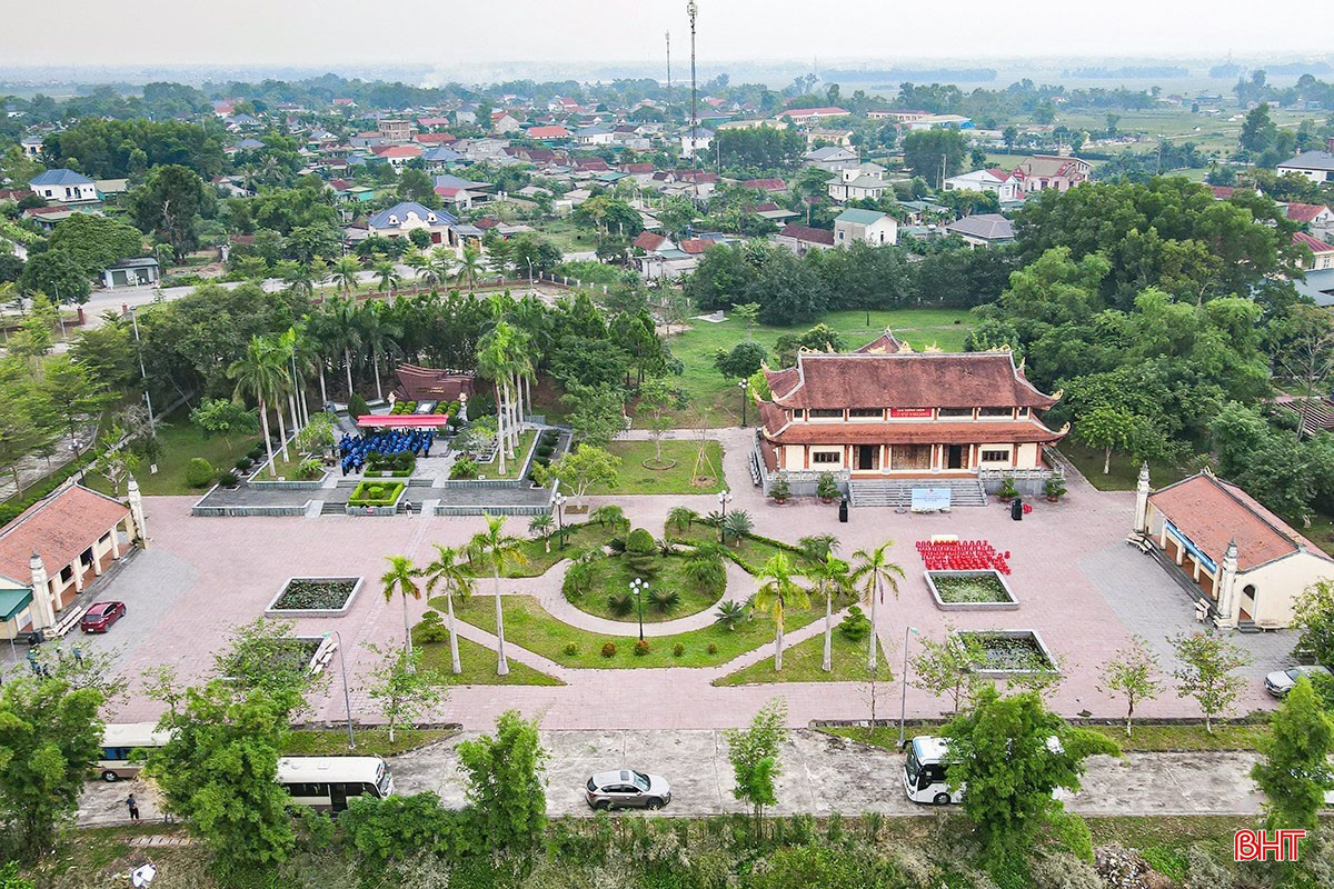 Khu tưởng niệm anh hùng liệt sỹ Lý Tự Trọng (xã Việt Xuyên).