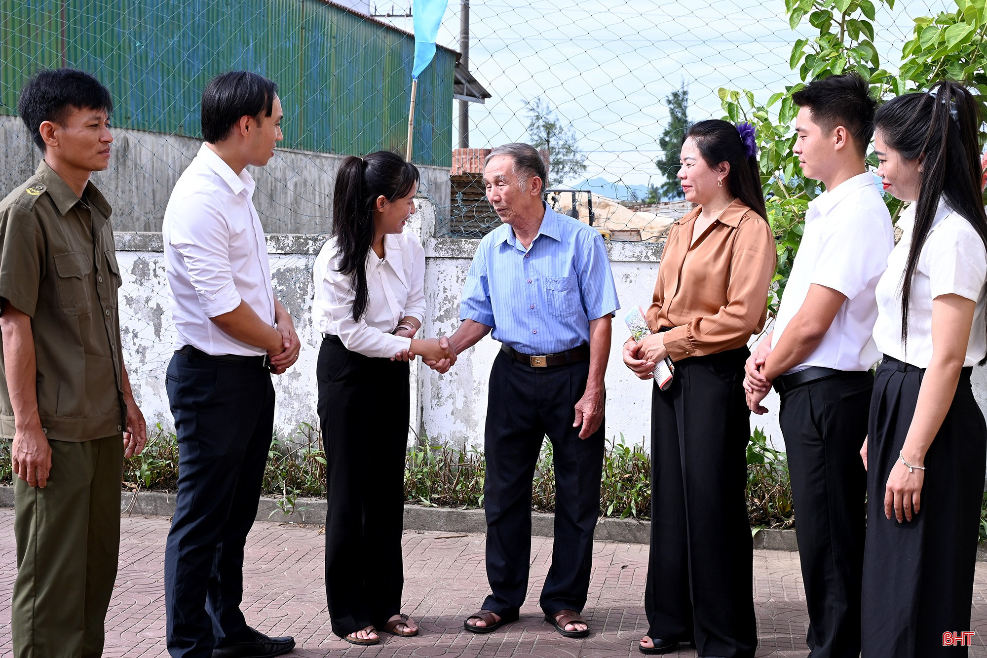 Như nhiều người dân trên địa bàn, ông Nguyễn Tiến Phụ (đứng giữa) đặt niềm tin lớn vào đội ngũ cán bộ thôn mới.